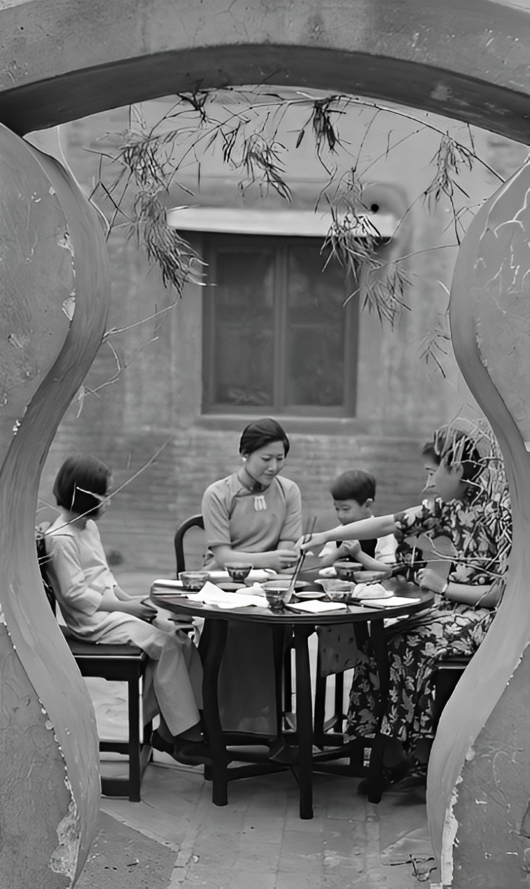 民国的富人家庭生活相当精致,棒极了!  看看这张民国有钱人家的照片.