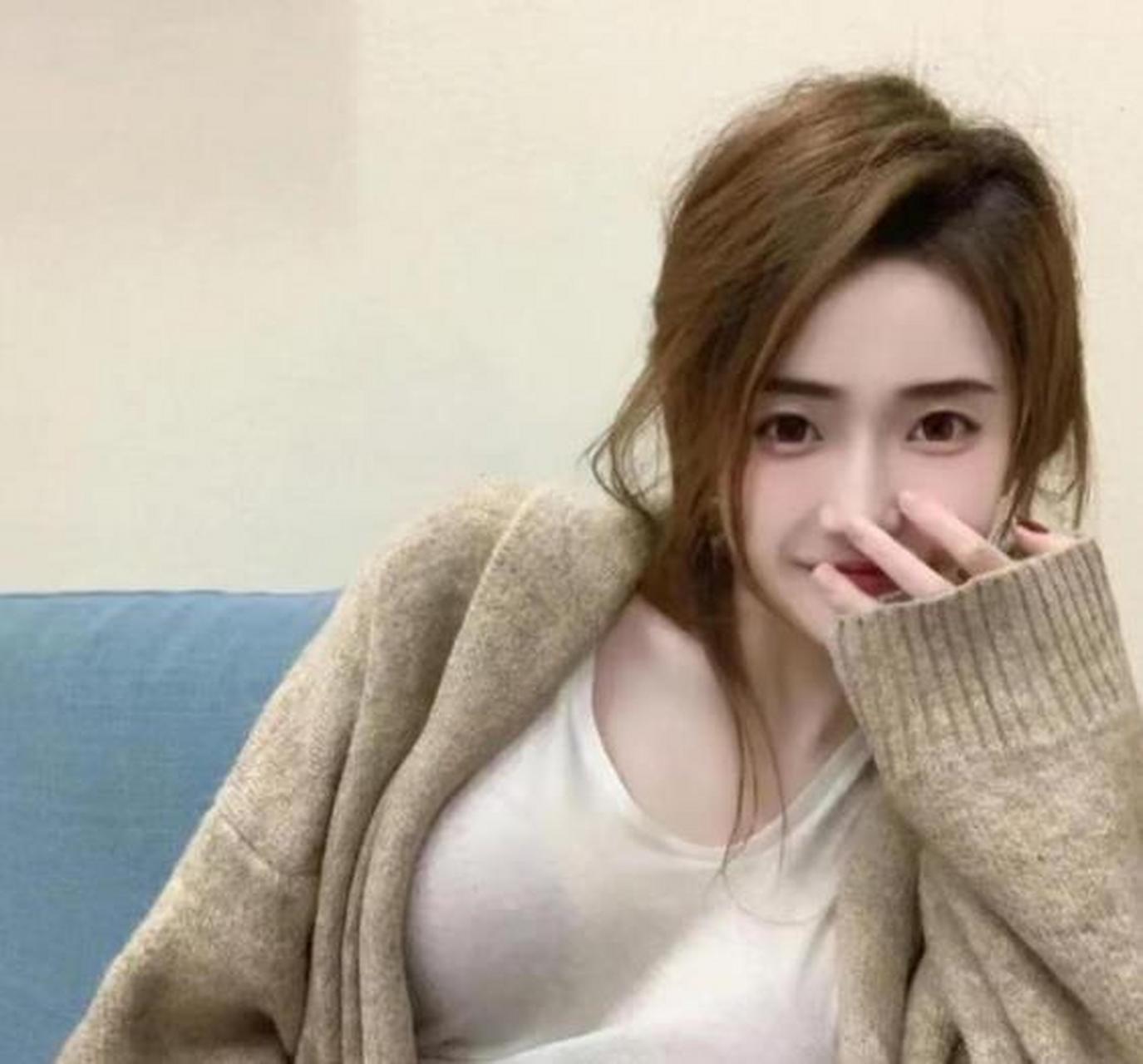 网恋一年的女朋友给我发了她的自拍.我找到宝藏了吗?