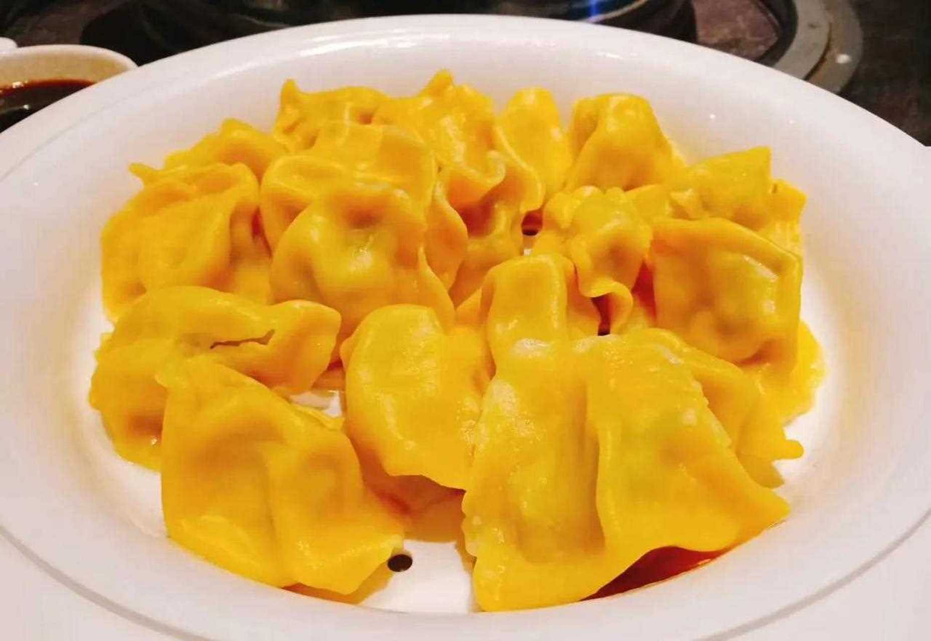 黄色的黄花鱼水饺金灿灿的颜值很高.