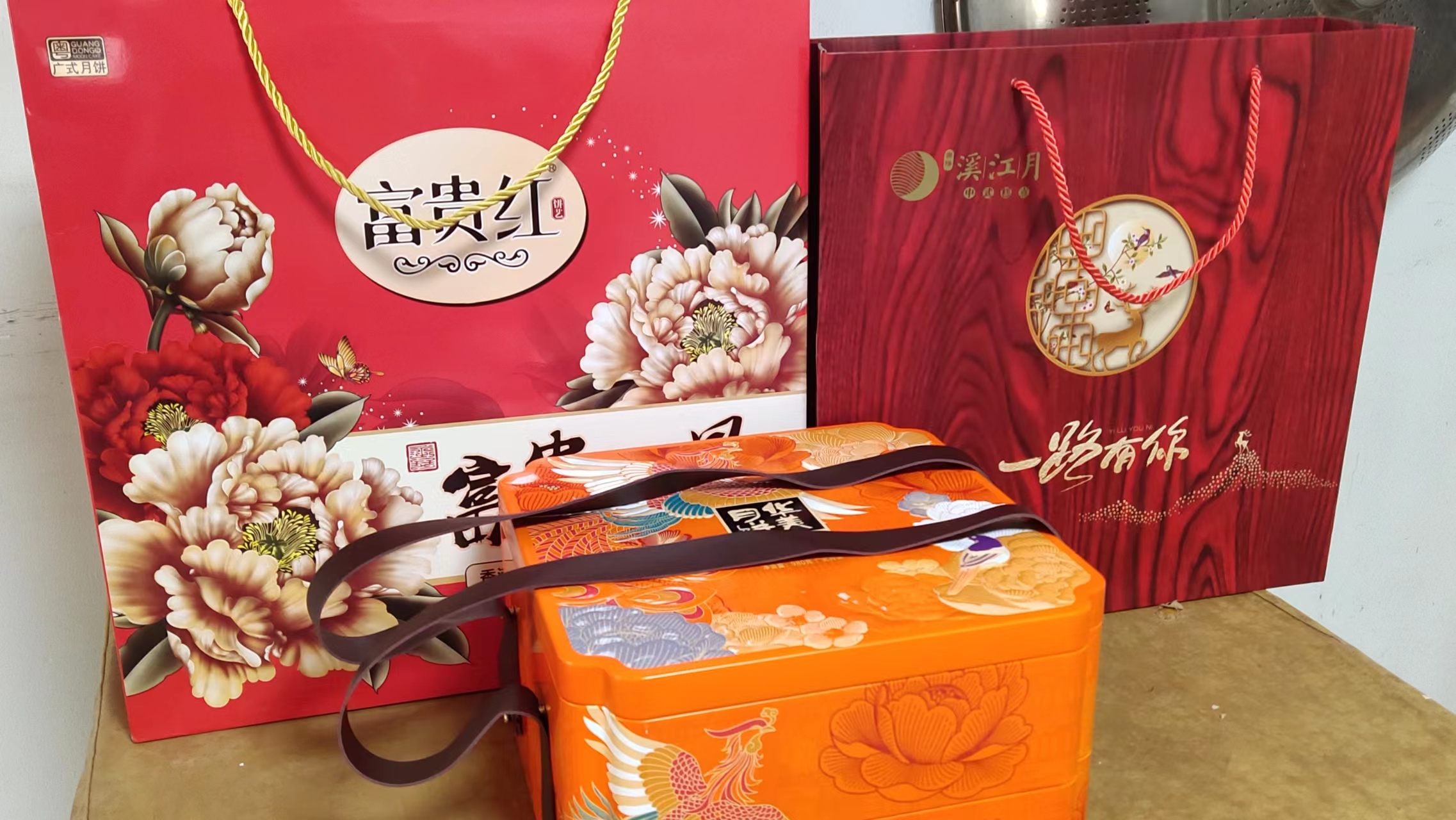 家里收到的月饼,这么多.名牌各不相同,都是甜的.