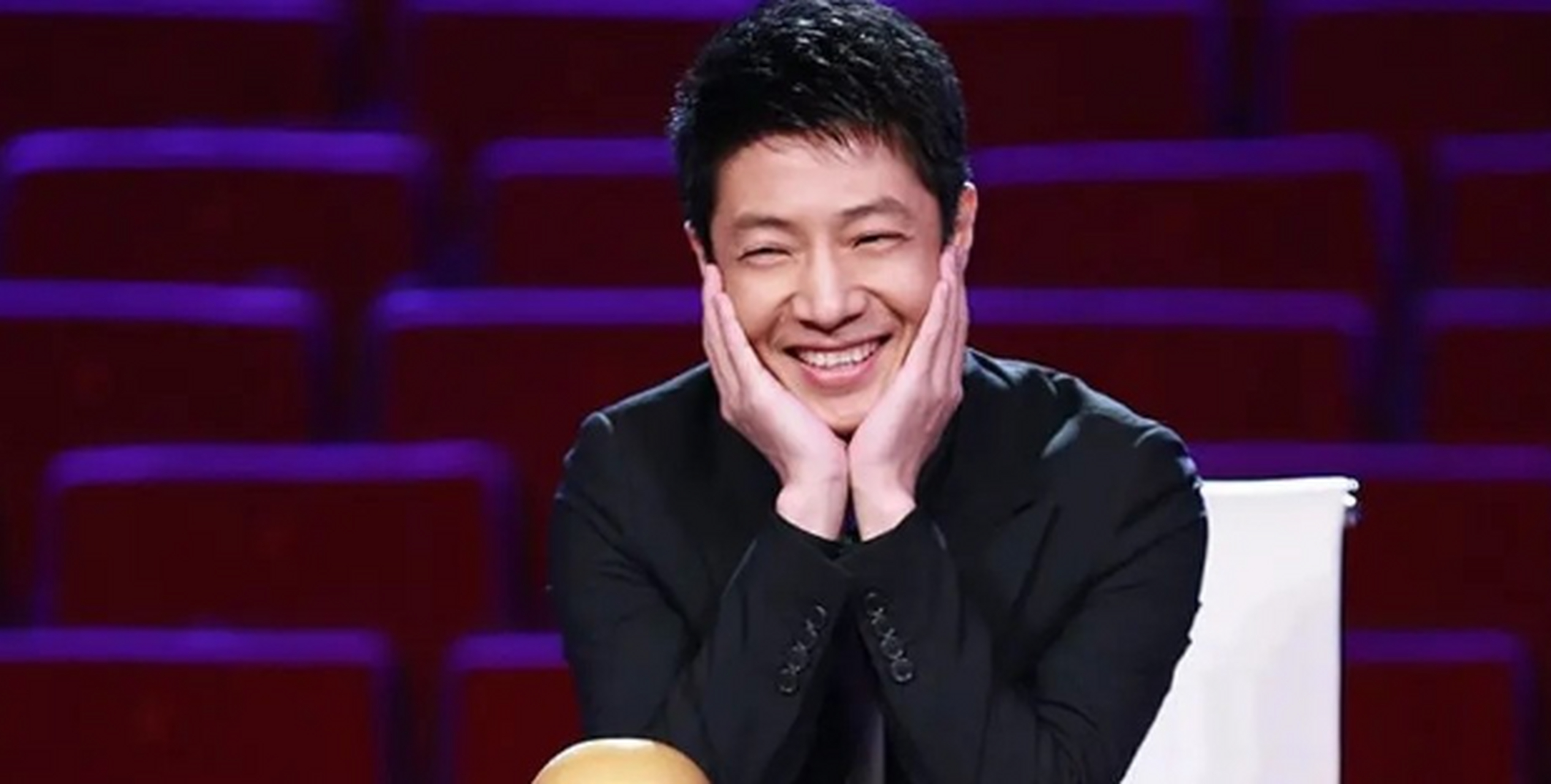 1,何炅 娱乐圈知名主持人,他在娱乐圈一直以高情商著称,但其实他