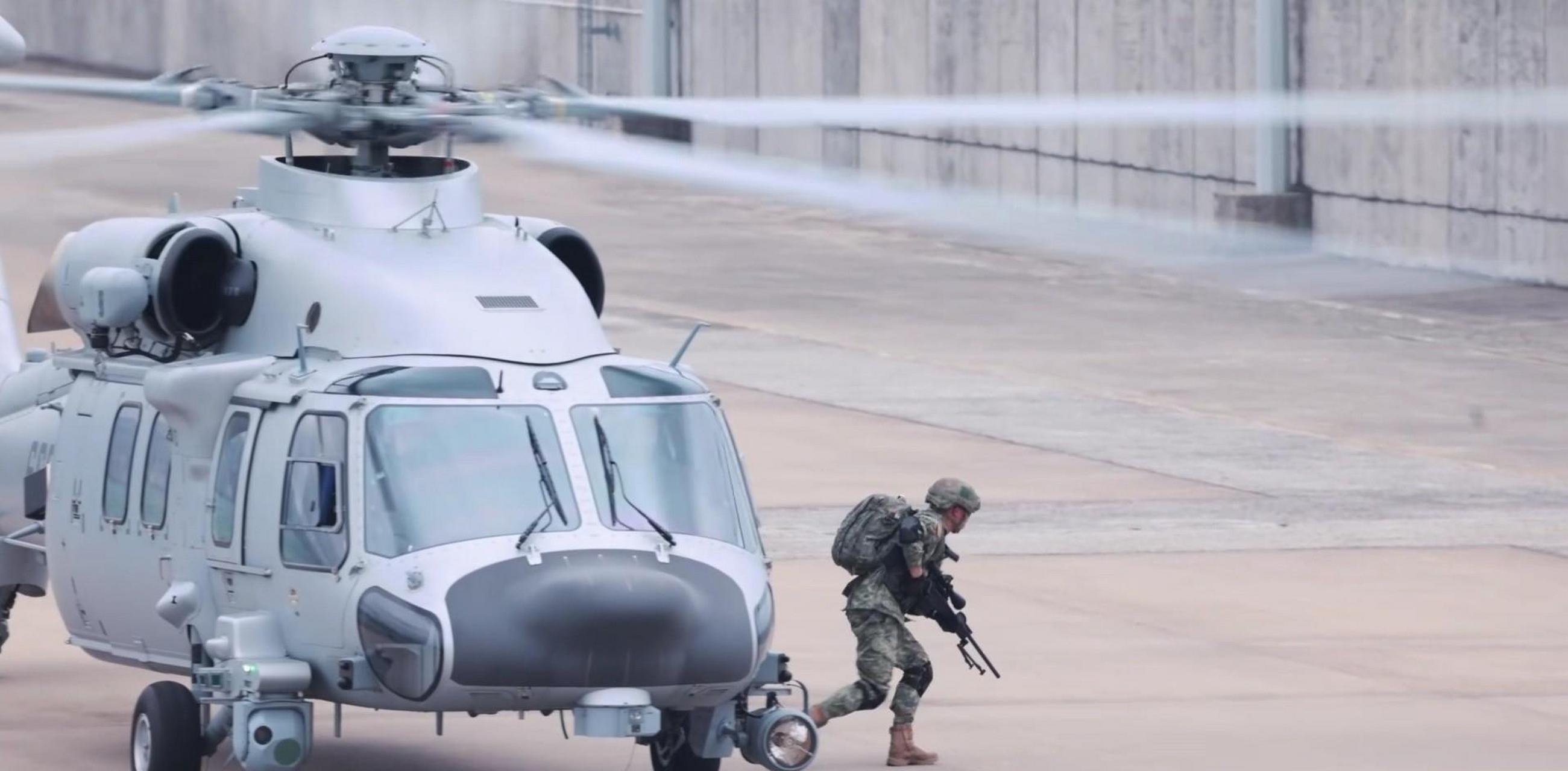 真是太漂亮了,来瞅瞅驻港部队派出直-20k直升机进行训练的场景,直-20