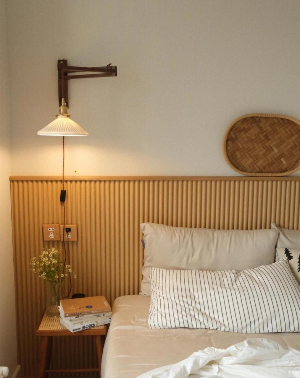 卧室改造干货,木格栅床头背景墙改造.