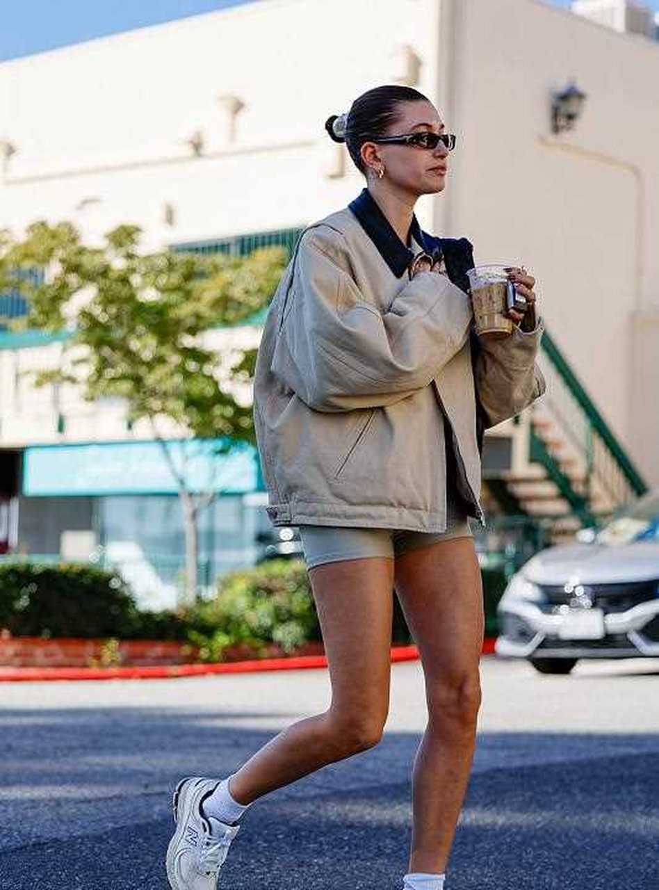 海莉比伯最新街拍来了,她扎了个利落的丸子头,很有精神气.