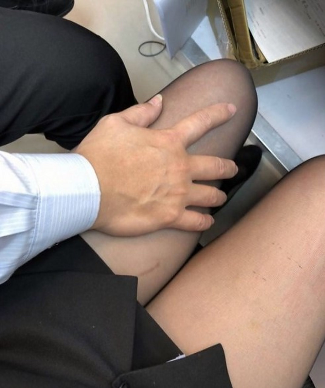 近日,在g3251次列车上,有一位女士邻座坐着一个男人.