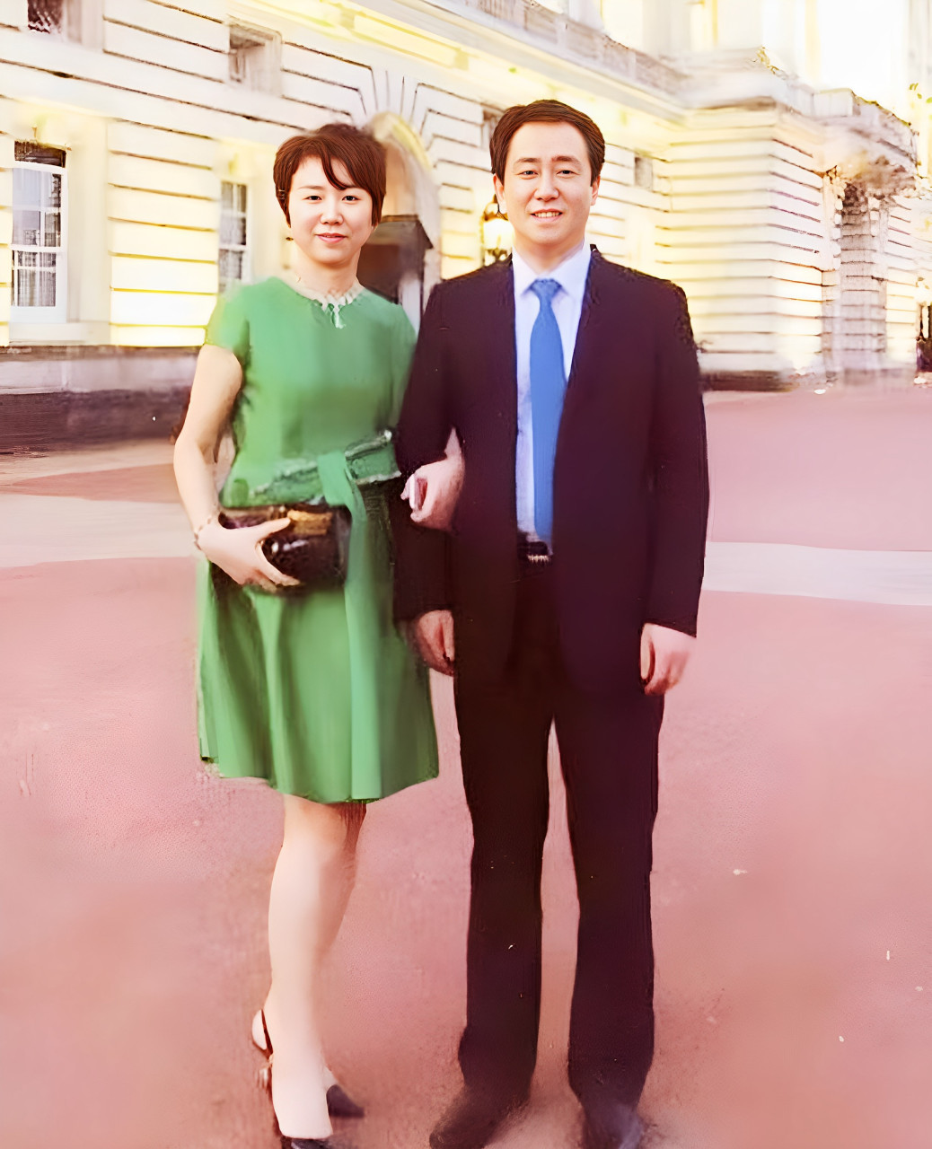 丁玉梅曾开玩笑地向许家印借了5美元买了一件新衬衫.