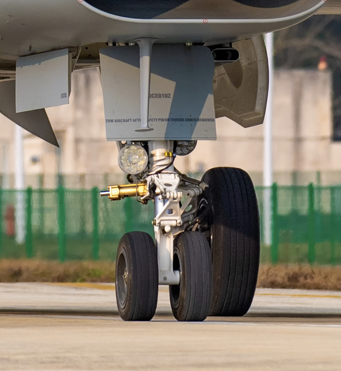 我国空军八一飞行表演队歼-10c战斗机前起落架上的灯;巴基斯坦空军歼