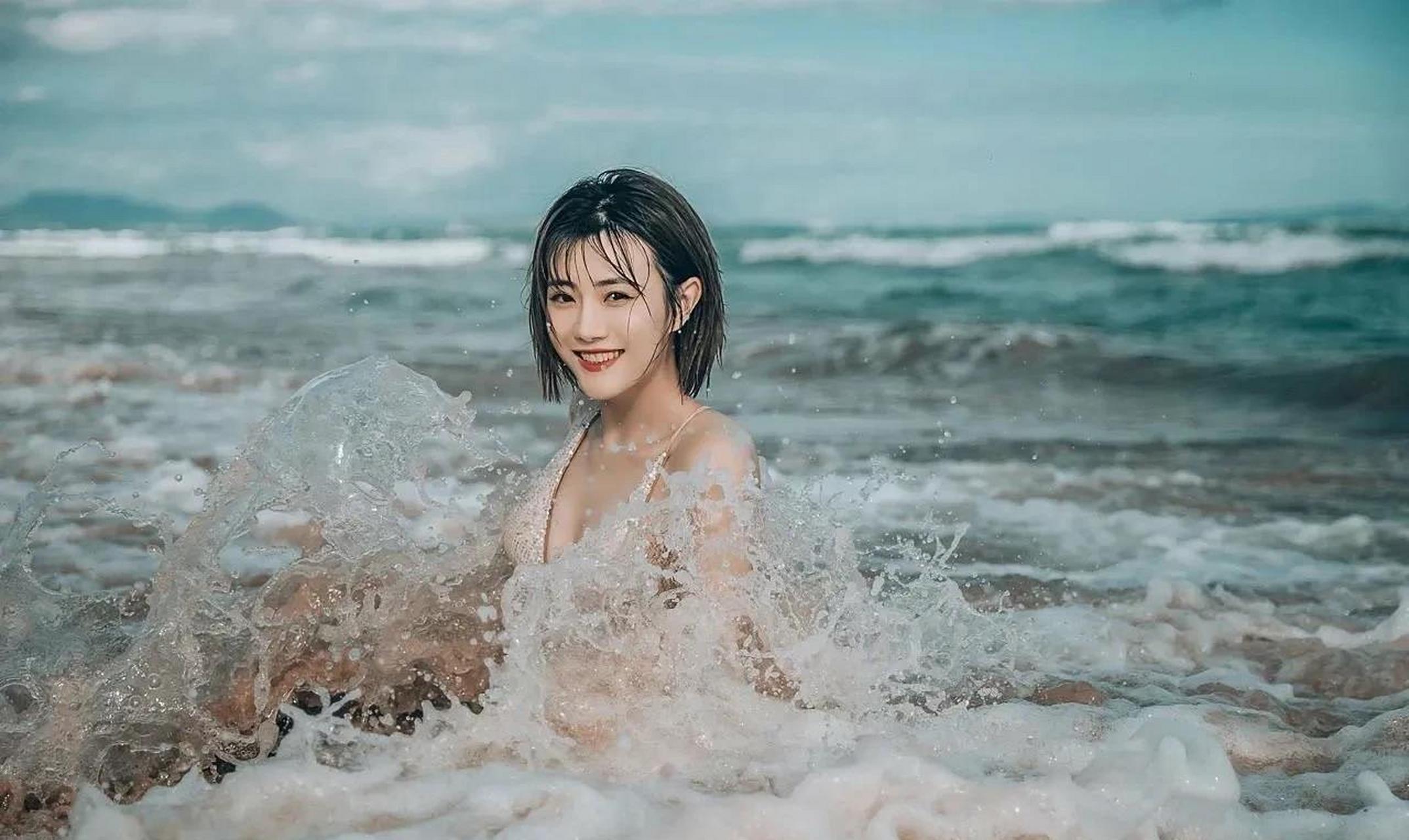 牟星海边写真照,碧海蓝天下优美身姿展现,身材真是太好了,你们觉得呢