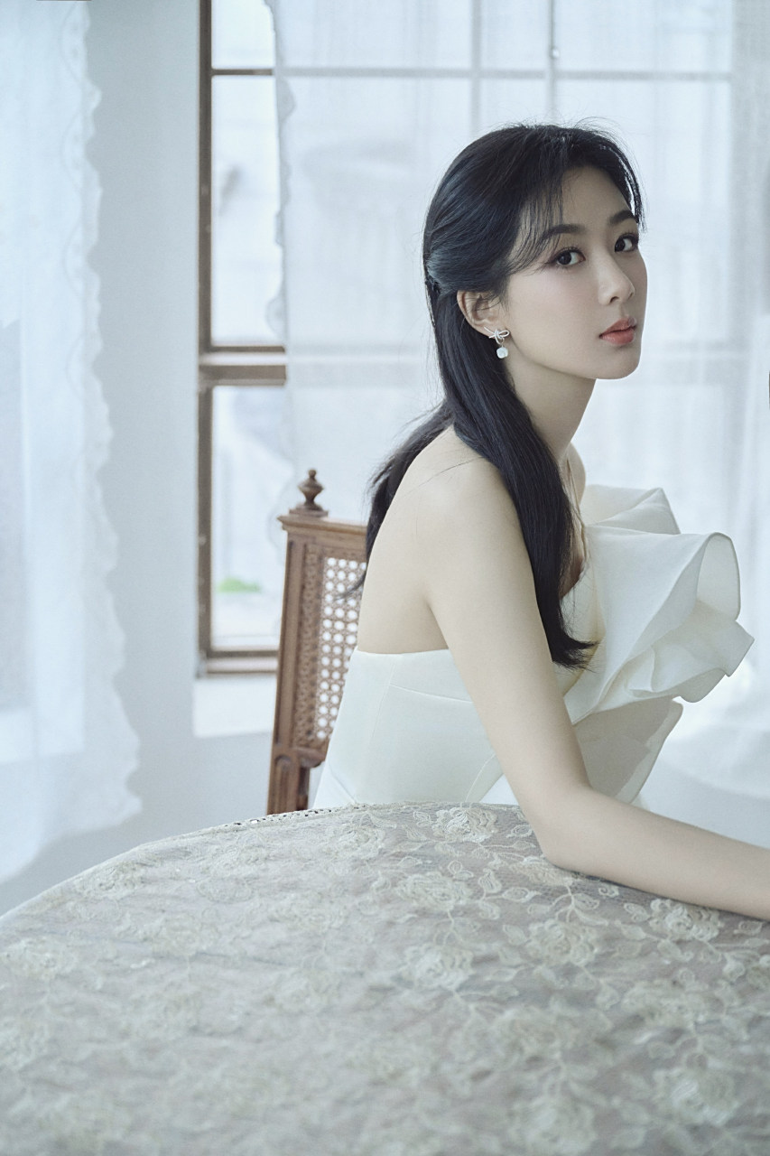 杨紫的一组美照曝光,她身穿白色挂脖花朵裙露香肩美腿,皮肤白皙细嫩