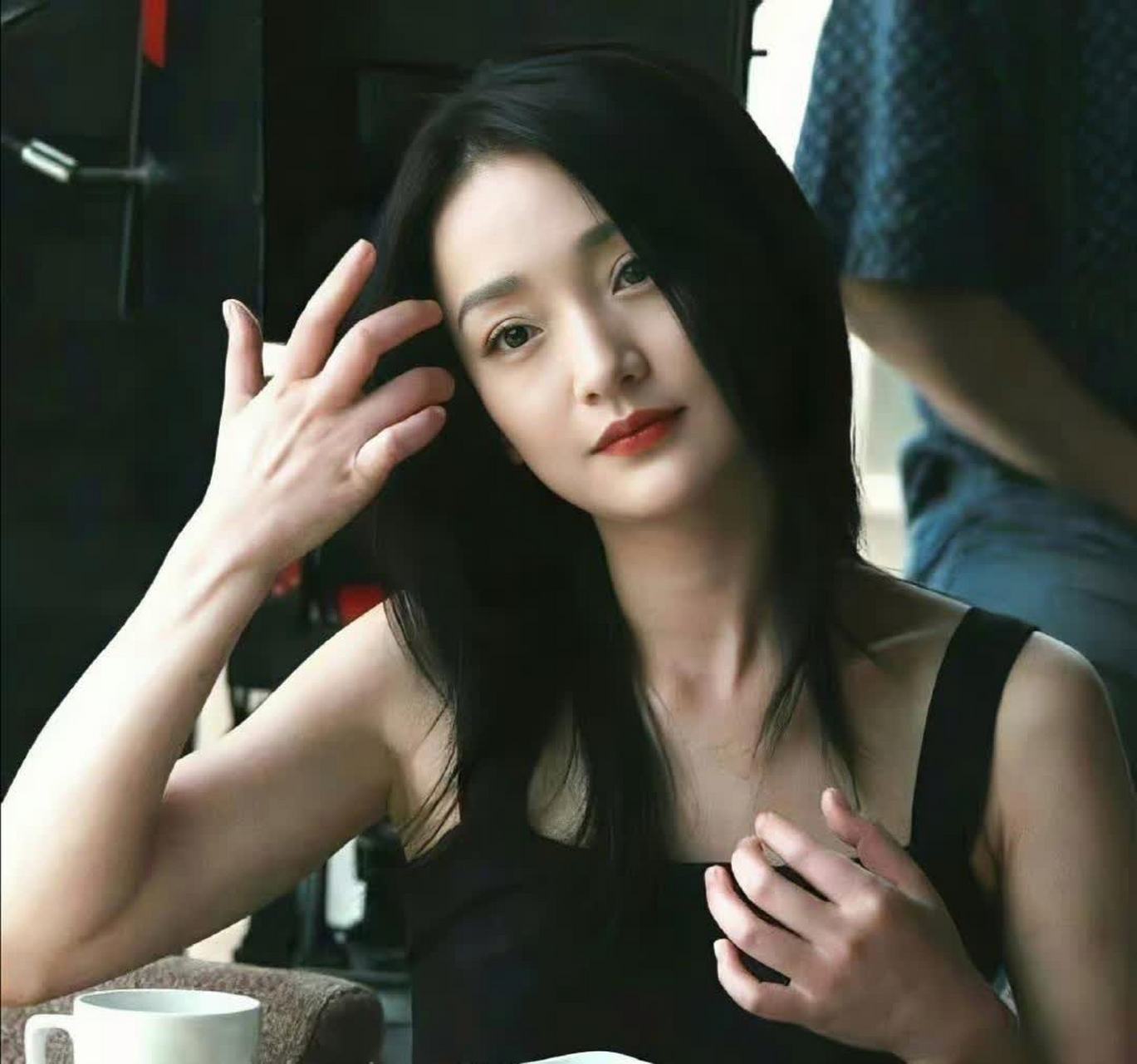 近日,著名女演员周迅跪在街头的视频引发关注.