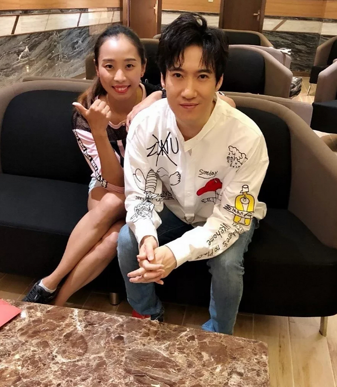 演员常远与妹妹合影照,妹妹常思比常远小五岁,是一名国家游泳运动员