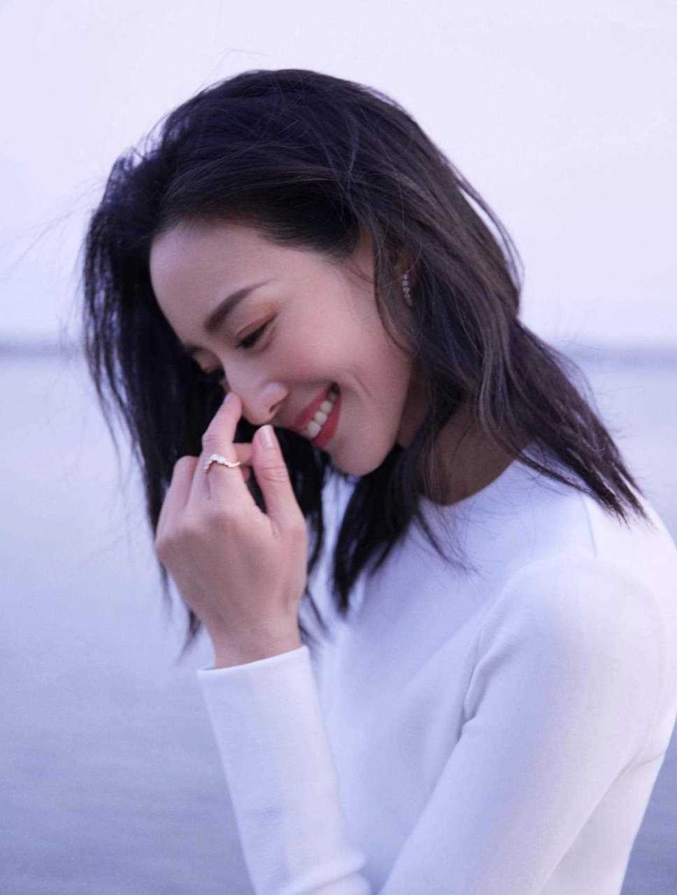 张钧甯直播一袭白色露腰长裙造型,性感绝美,温柔气质,姐姐这腰身比例