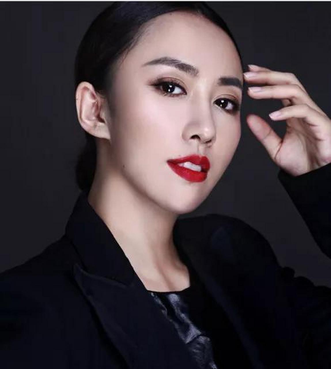 朱娜:率性干练,唯美迷人