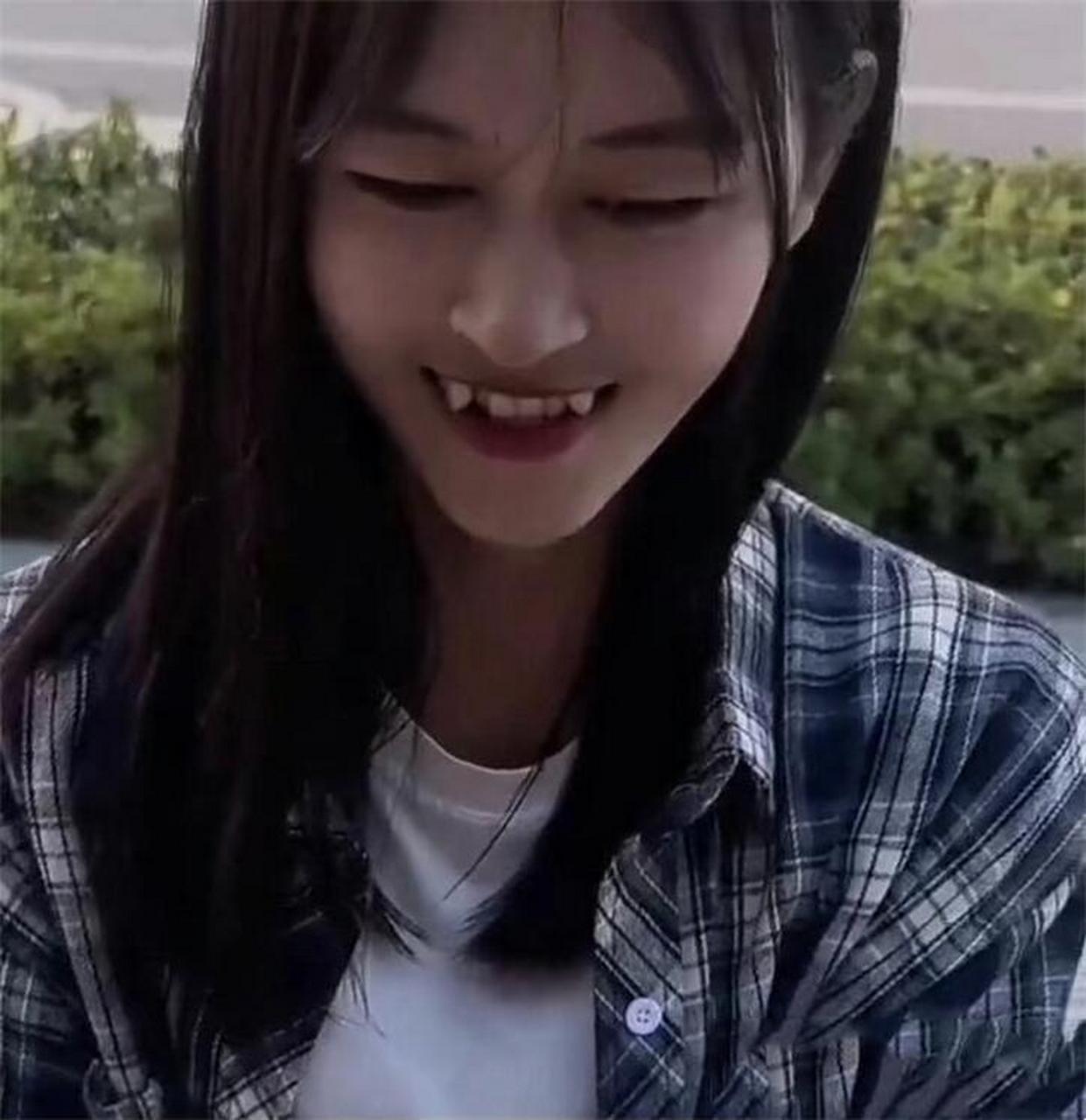 闭上看起来是一位美女,说话露出两个小虎牙,这样的女生,你喜欢吗?