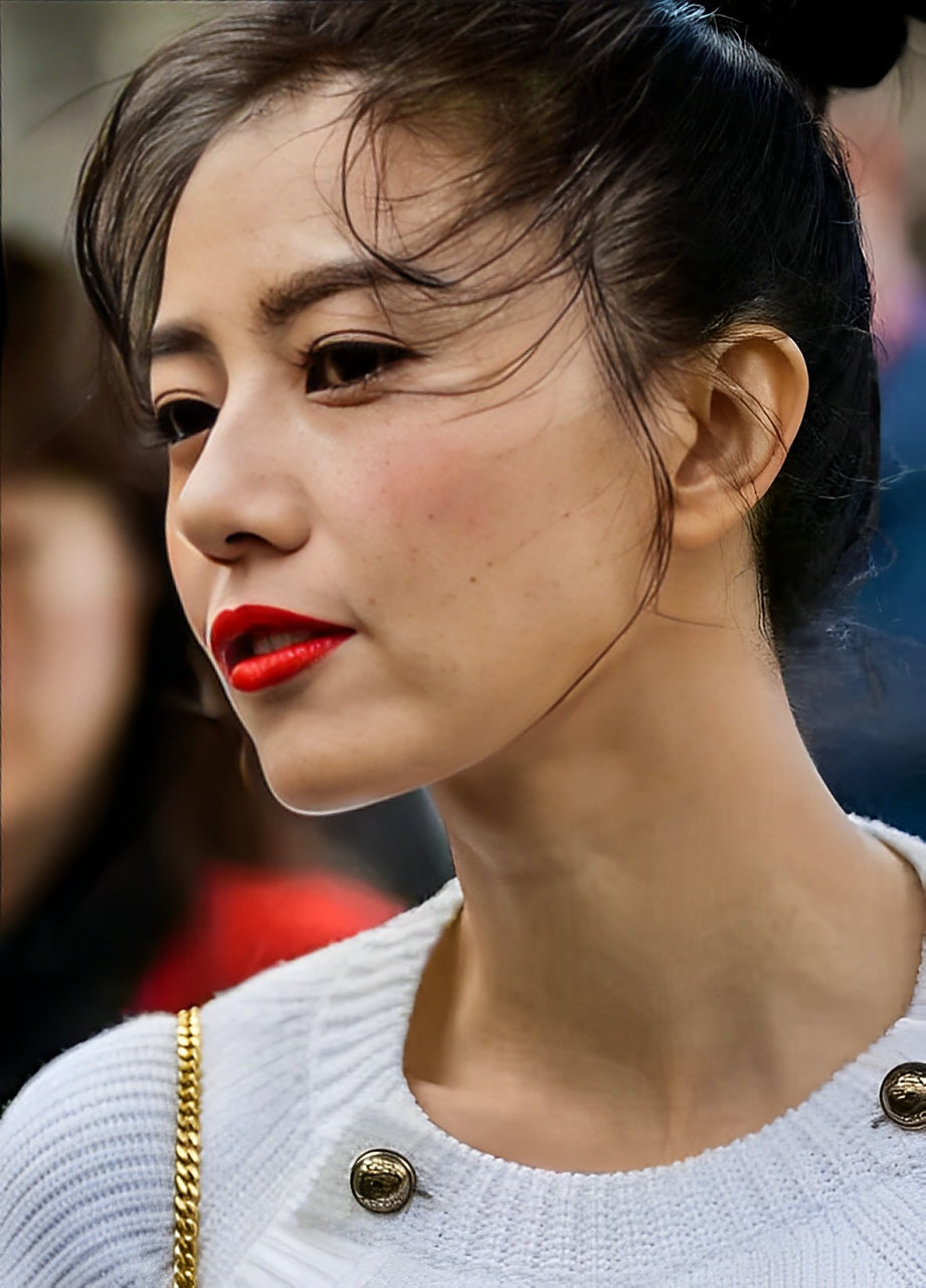 外媒直接刊登了高圆圆的照片,完全不加修饰,让人不禁担心她会掉粉.