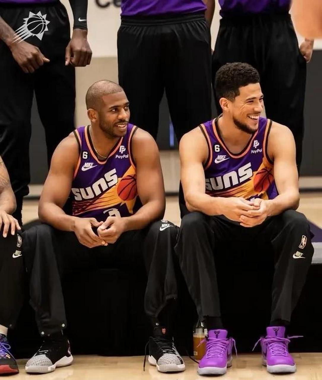 今天,nba太阳队发布了全队精彩的合影照片,照片中保罗站在了c位,身旁