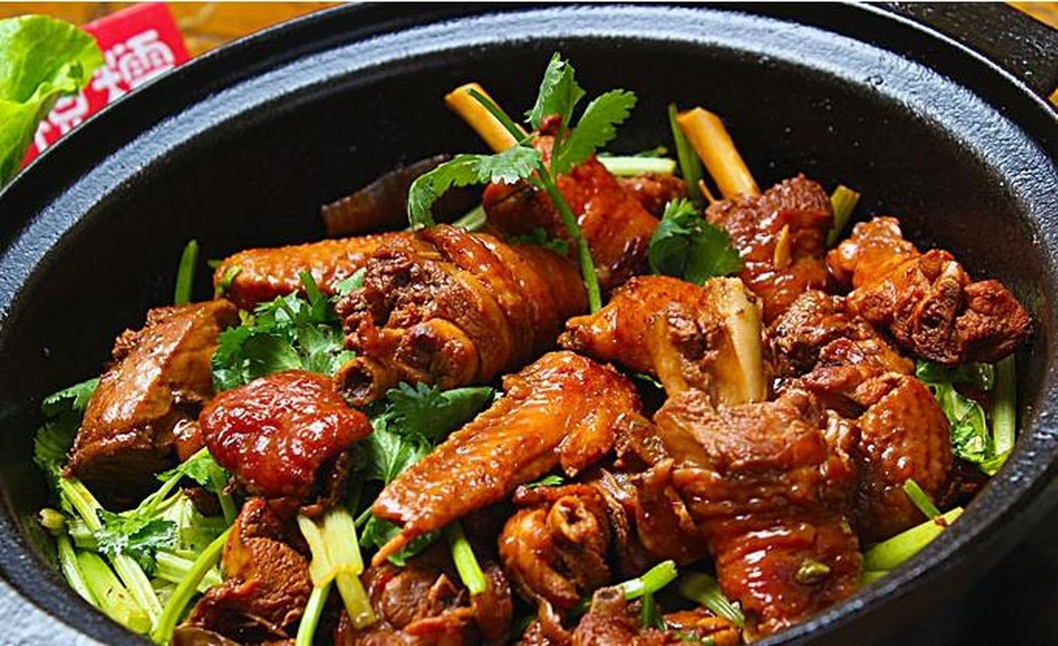 99鸡公煲的做法99 95鸡公煲,又称鸡公火锅,是一道流行于中国