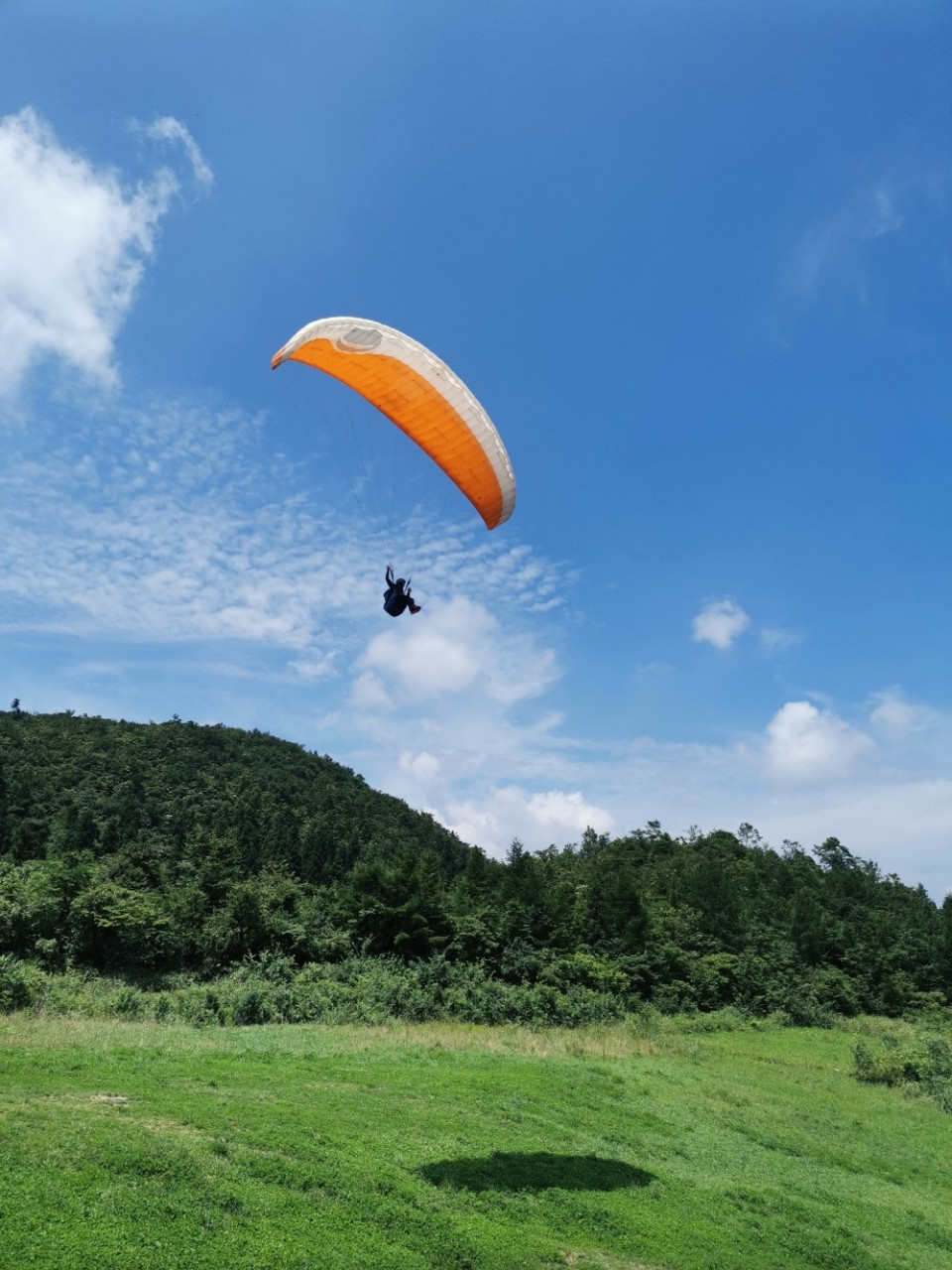 滑翔伞翱翔恩施天空,图中滑翔伞已经飞到1400米高空了,最佳时候可以