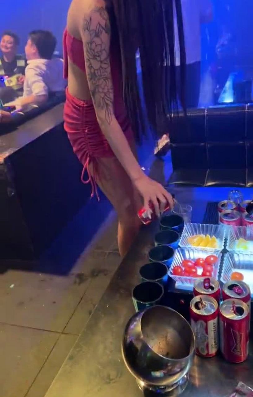 为什么漂亮女孩都喜欢去夜店工作?[大哈]