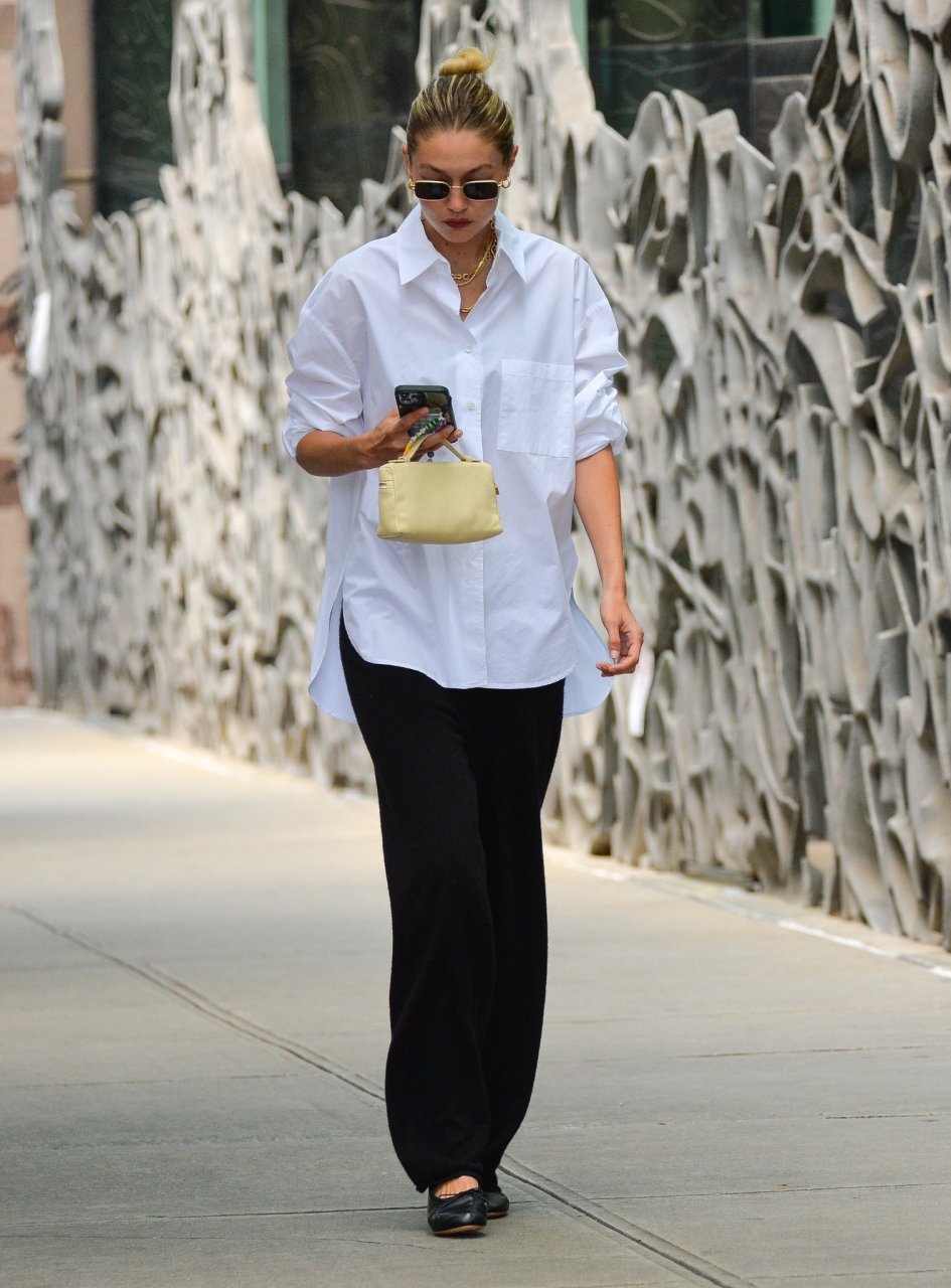 超模gigi hadid  纽约外出街拍,换季不知道穿什么的时候就穿白衬衫吧!