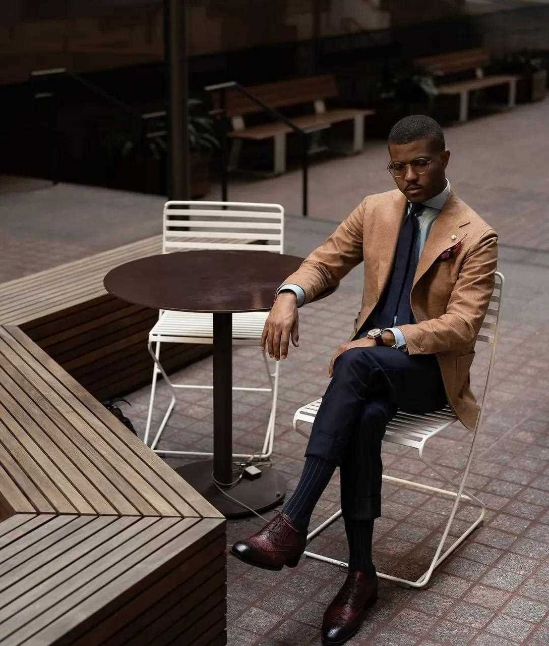 我还挺喜欢这位黑人小哥的穿搭风格的,相比于其他黑色略显浮夸或特别