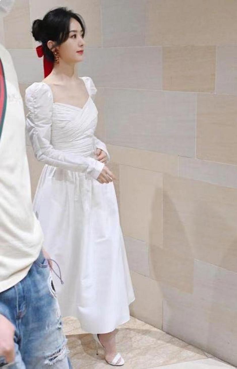 赵丽颖真是"白月光"女神,泡泡裙打扮灵动又有仙气,比20岁还像20岁!