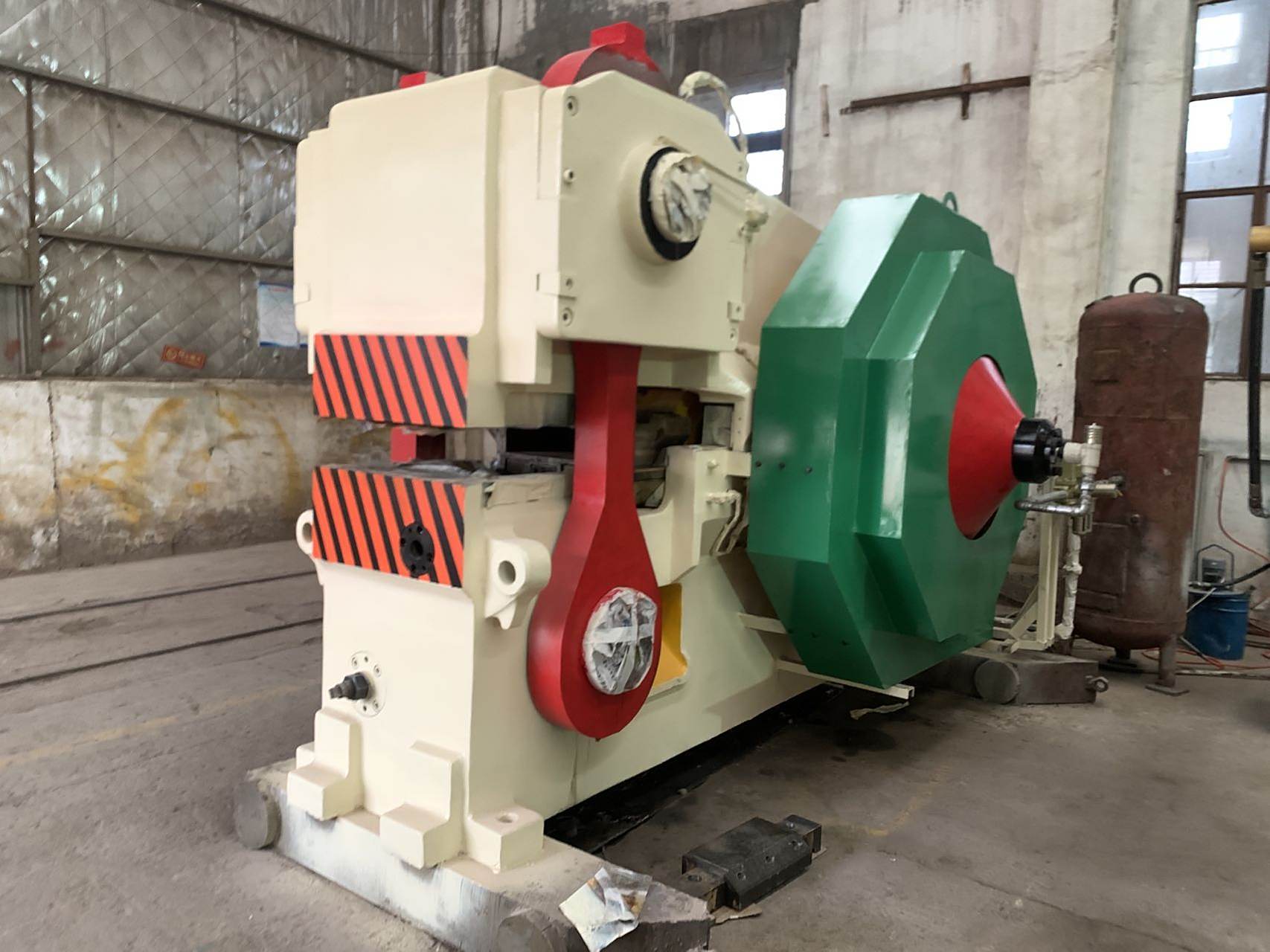 不同模锻设备发生载荷和能量的方式各异,锻造速度及其特征差异很大