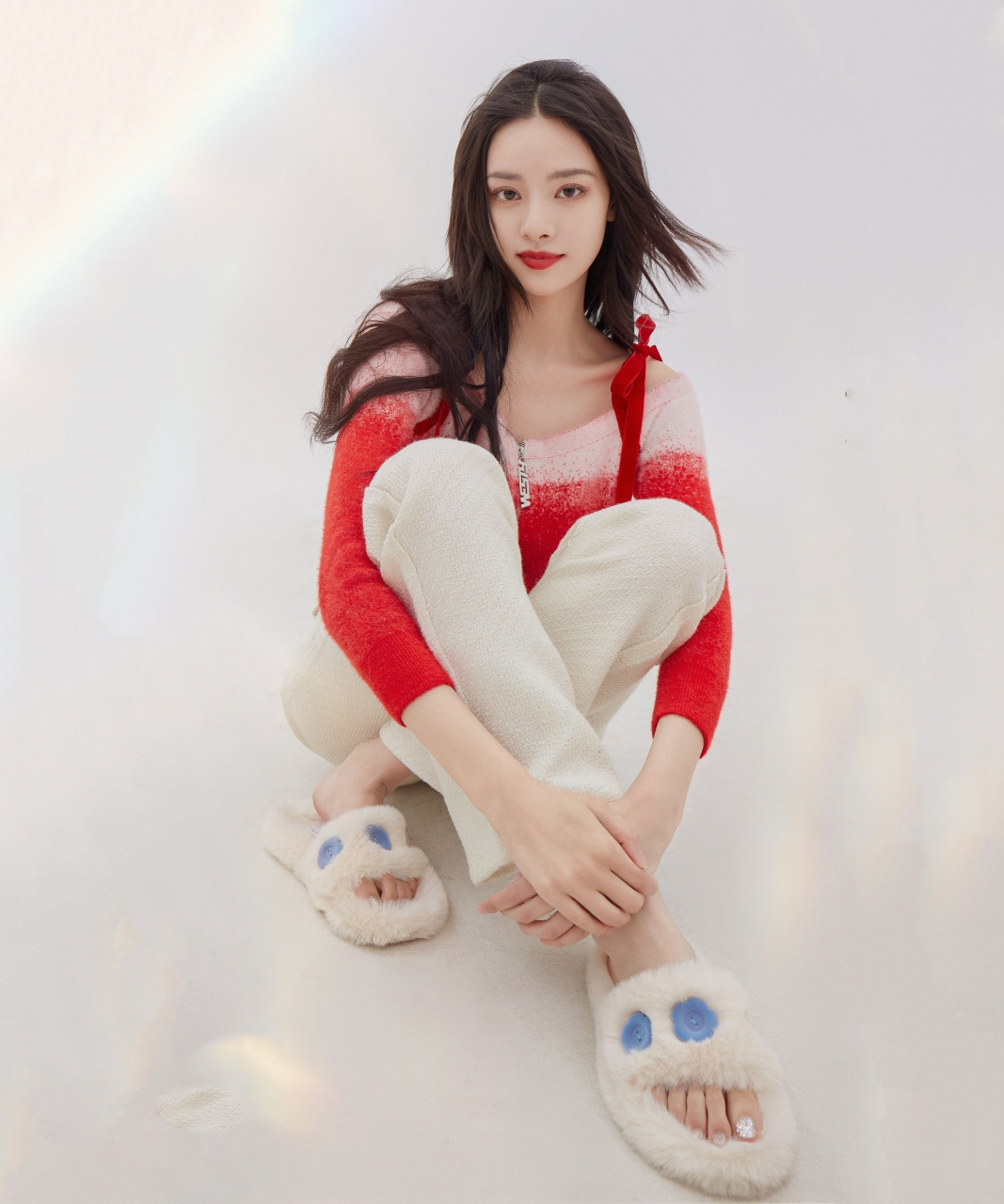 张艺上光脚丫庆生照片太可爱了#张艺上