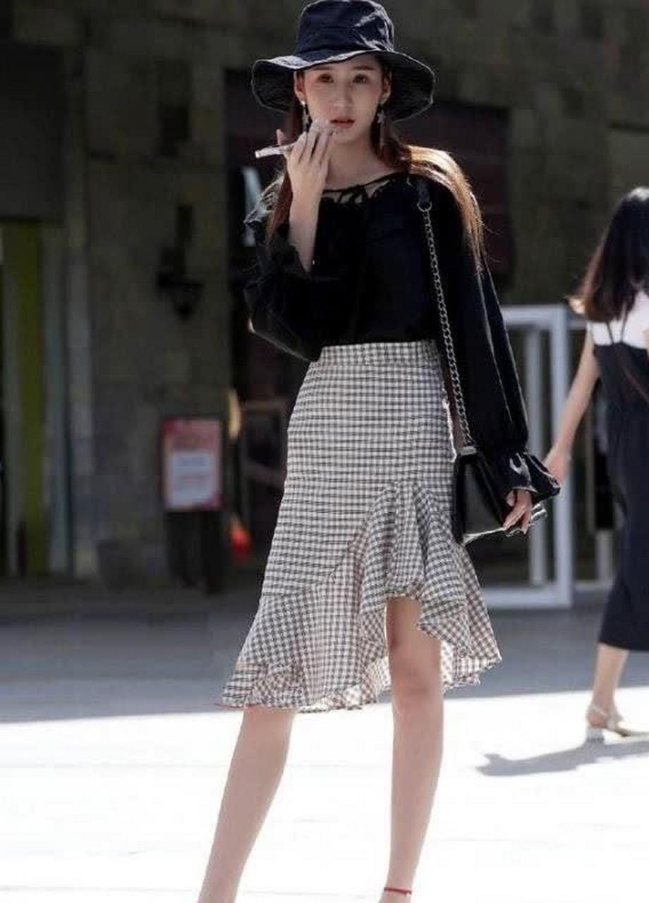 美女的露肩配上不规则的鱼尾裙,小巧女人的最佳搭配