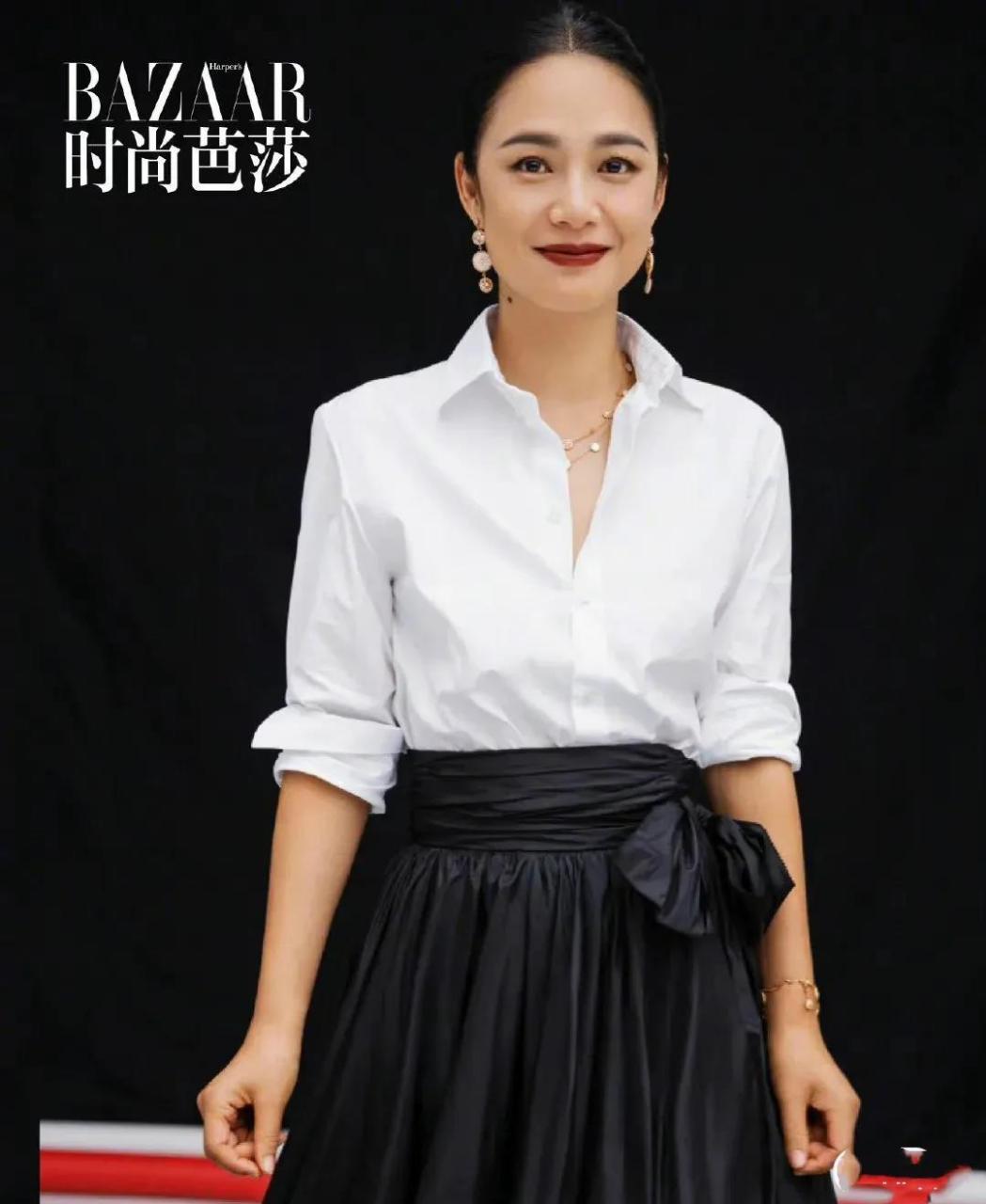 43岁的周韵登上时尚芭莎十1月份封面刊,呈现出了熟龄女性的松弛,自信