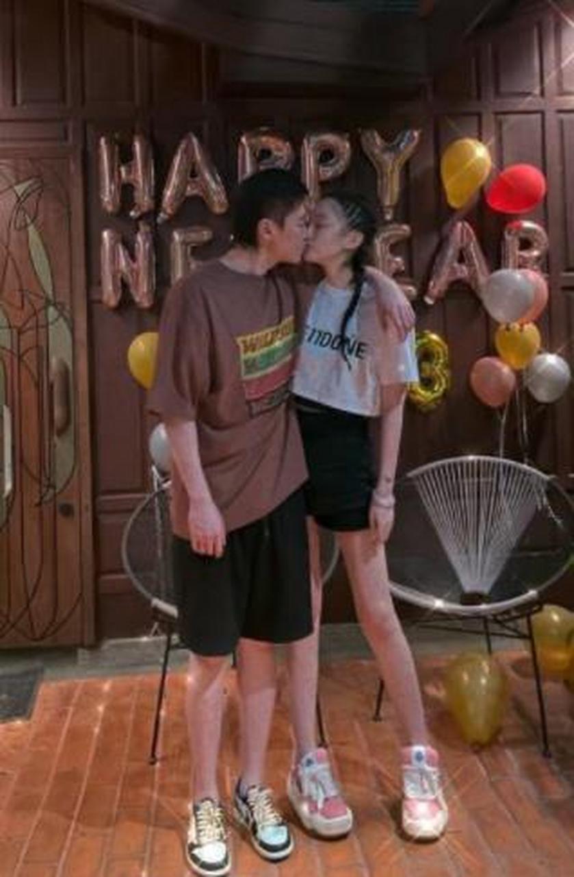 赵本山女儿球球与男友游泰国# 赵本山女儿球球和男友到泰国游玩,还