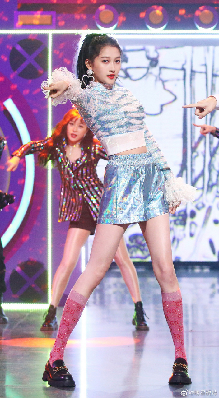 小彤火辣热舞  #关晓彤# 676767袜子很有个性