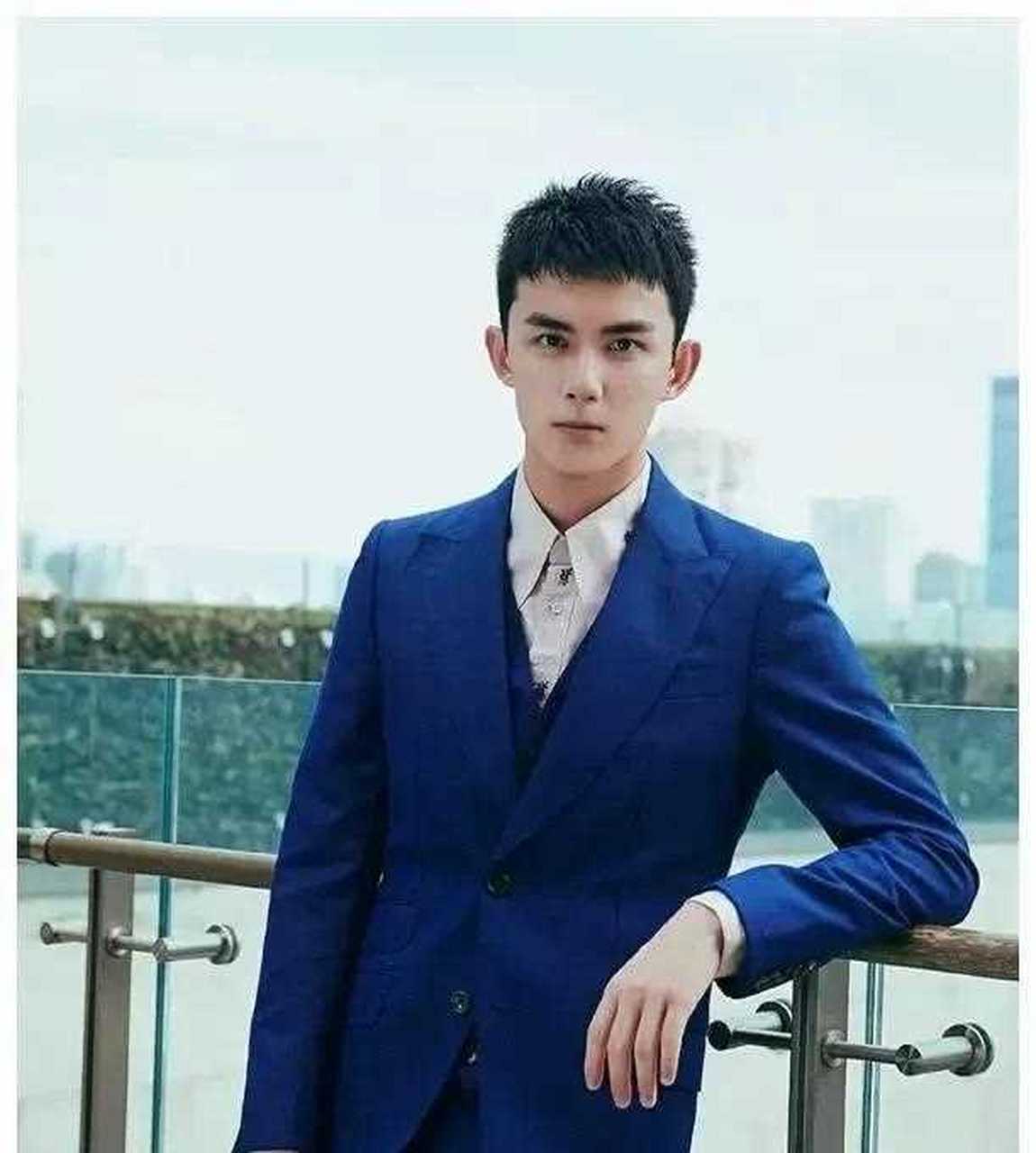 吴磊现身纽约,做了一款斜偏分油头发型,这才是成熟又帅气