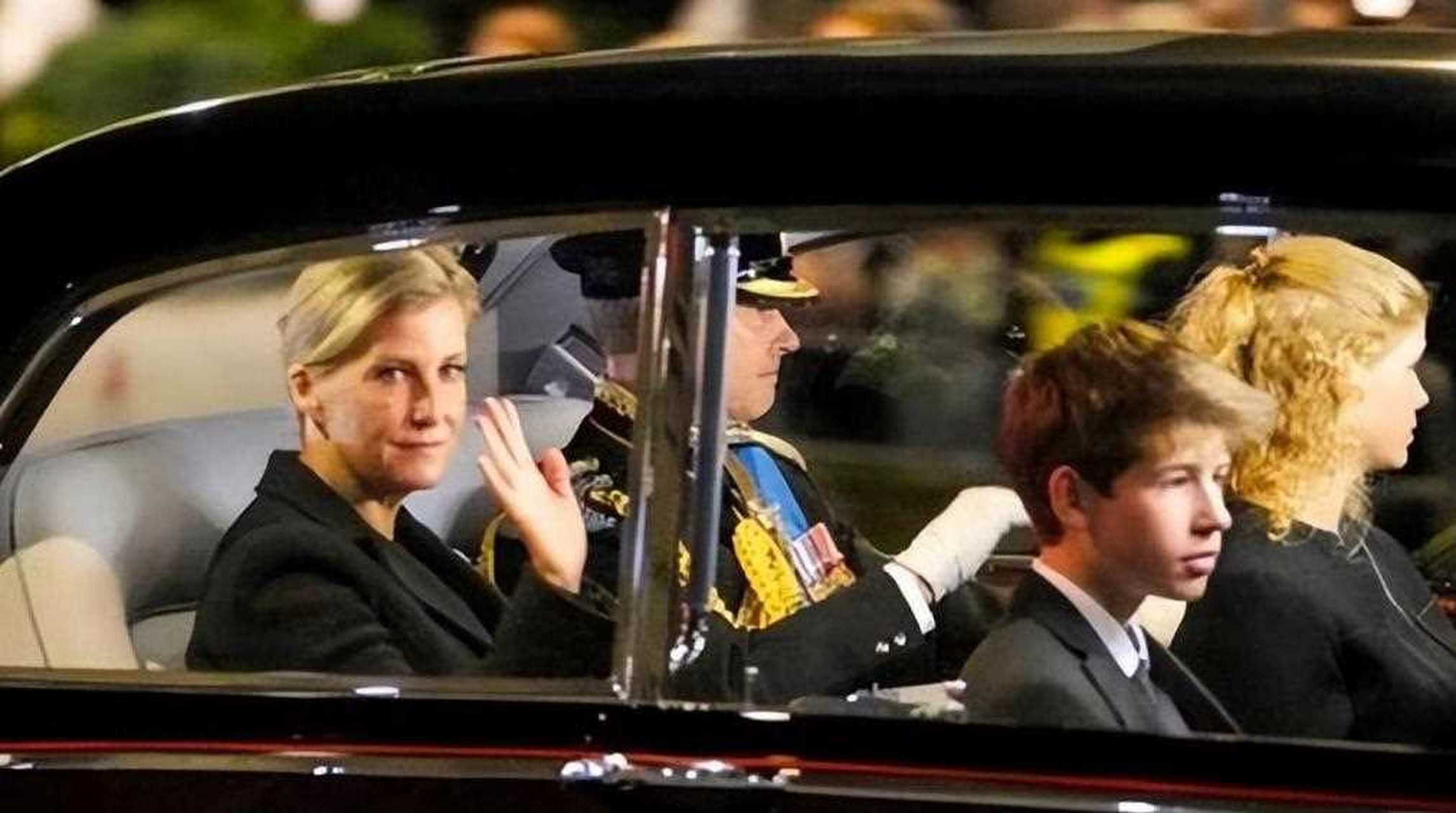 14岁赛文子爵参加守夜仪式,侧颜撞脸少年时的堂哥威廉,宛如复制粘贴!