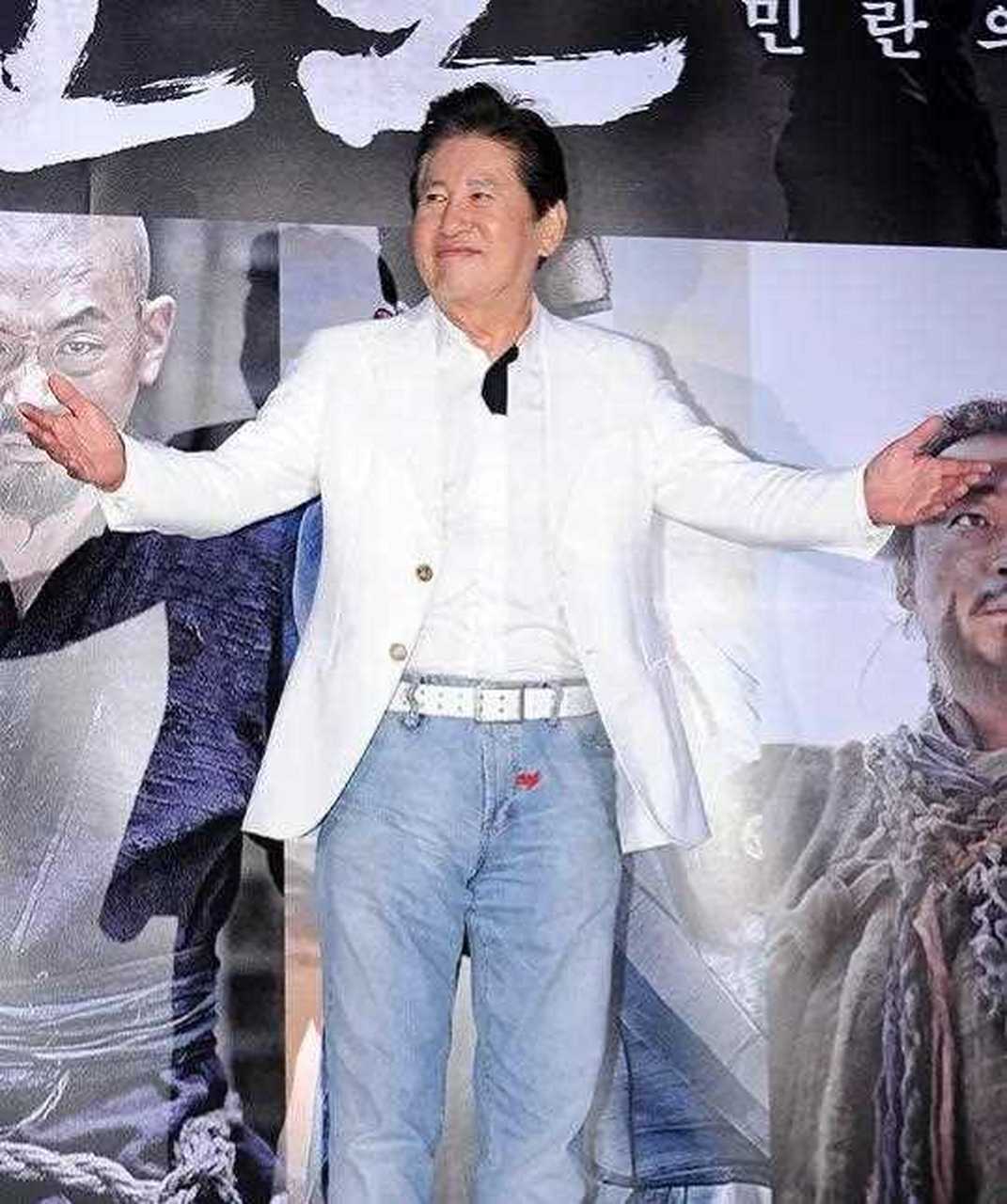 韩国著名演员河正宇45岁了,有个1岁的弟弟了他爸金勇健的女朋友去年生