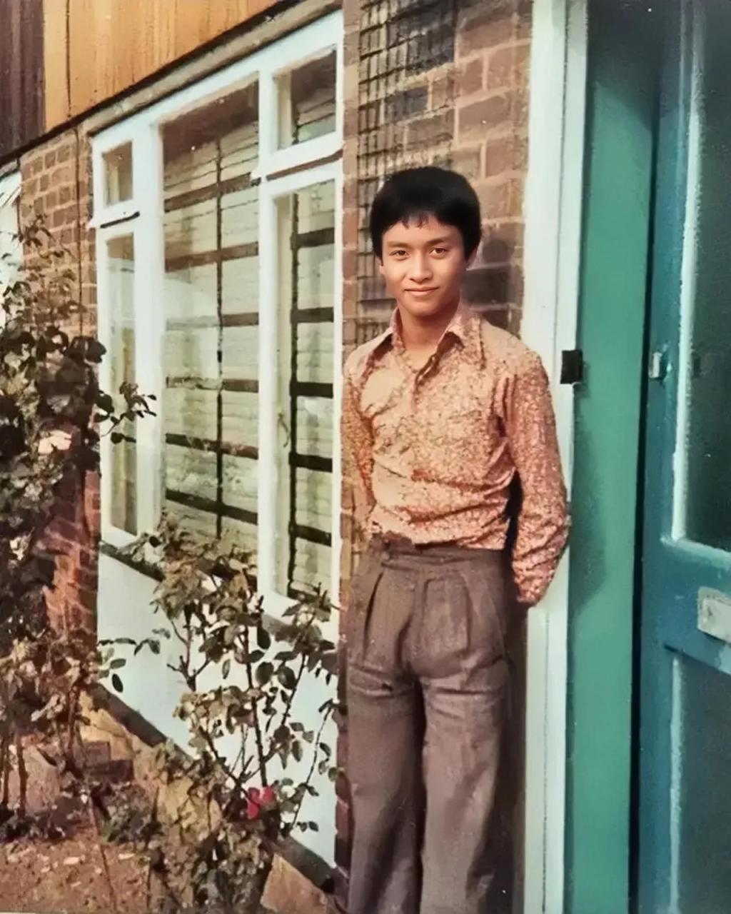 上世纪70年代,少年时代的张国荣在英国留学时的一张留影,他身穿橙色花