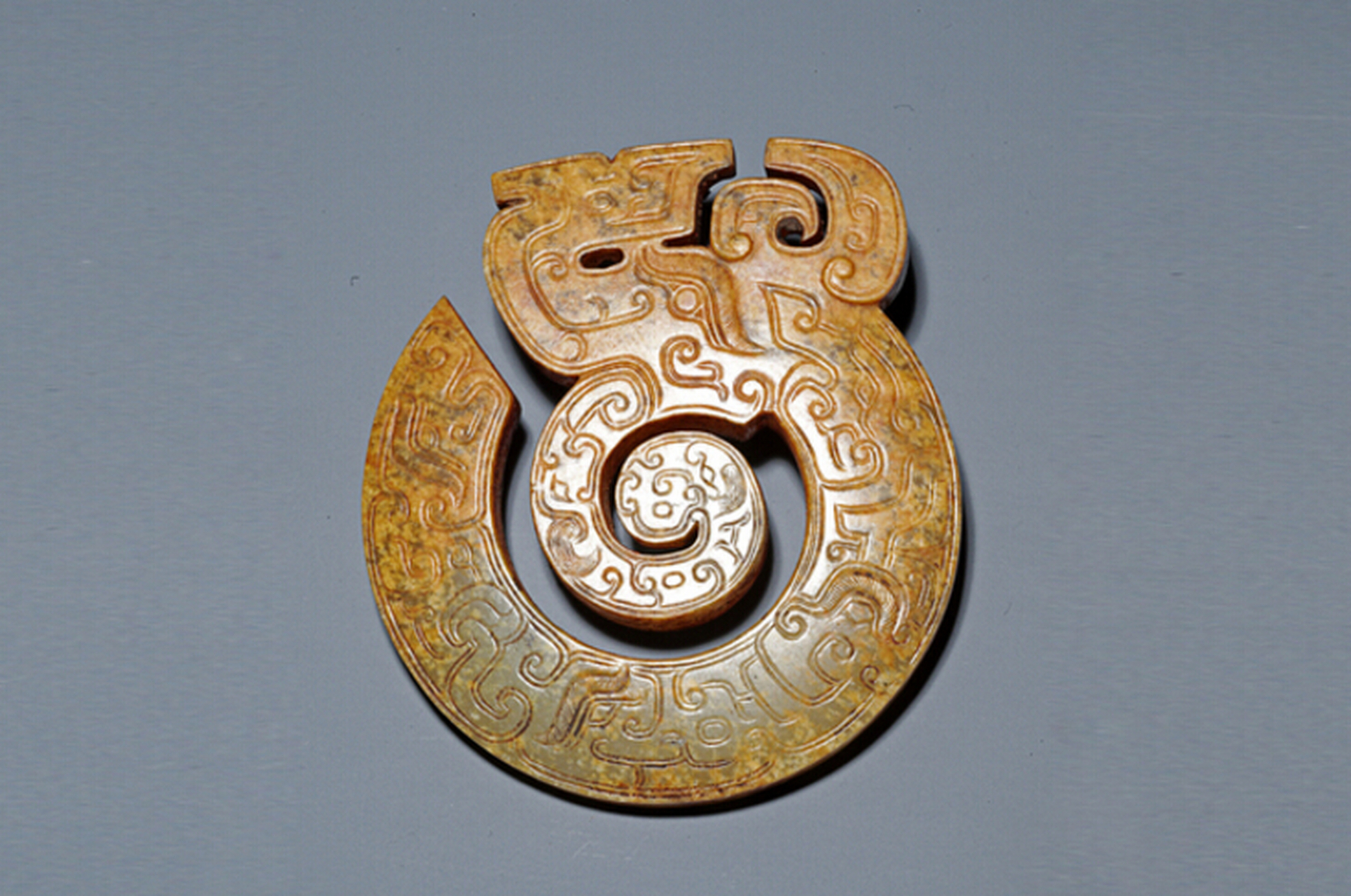 图一:西周虎形玉佩 图二:西周龙凤纹玉圭形饰 图三:西周龙纹玉环 图