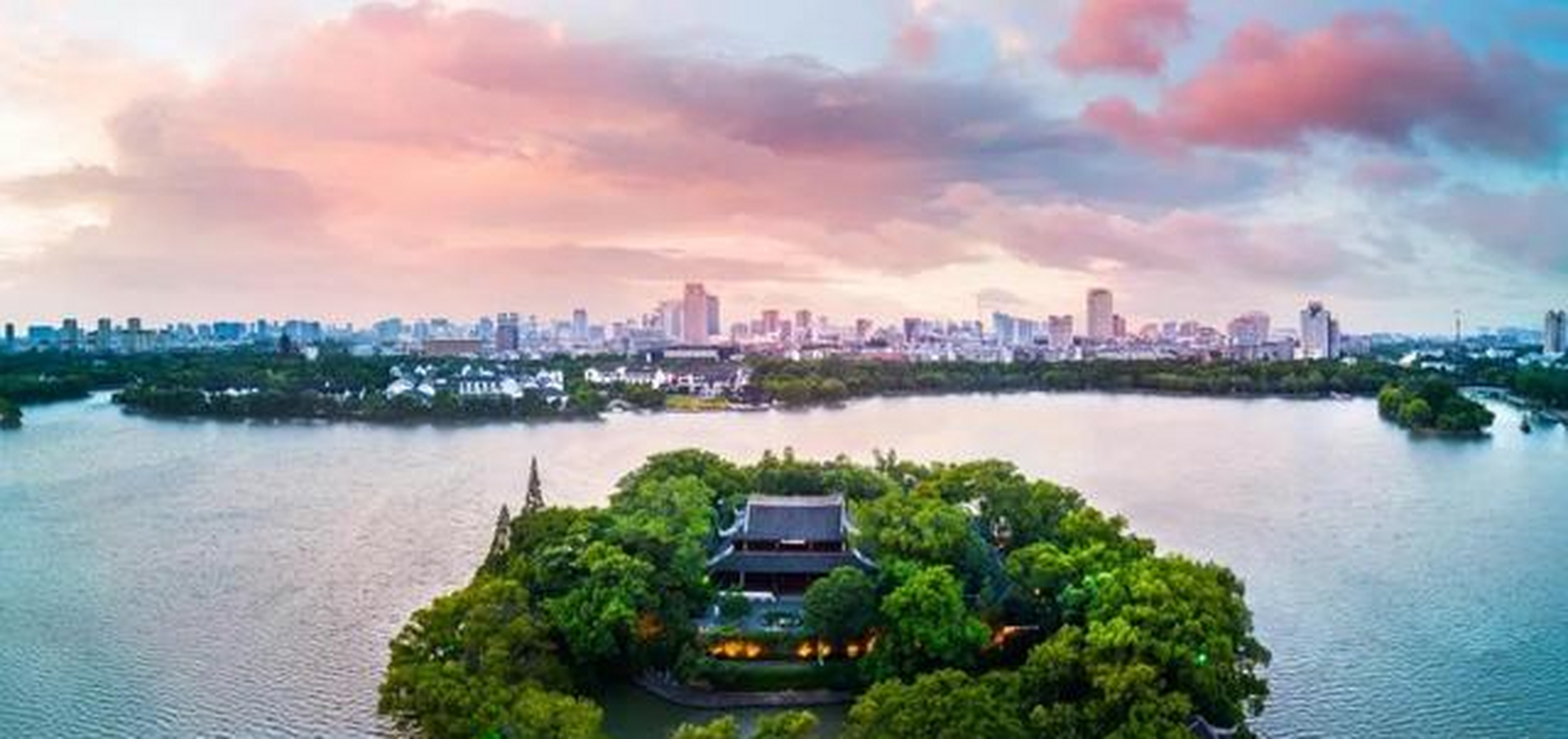 这个湖泊的位置在浙江嘉兴市南湖区,是嘉兴市很典型的一处自然风景区