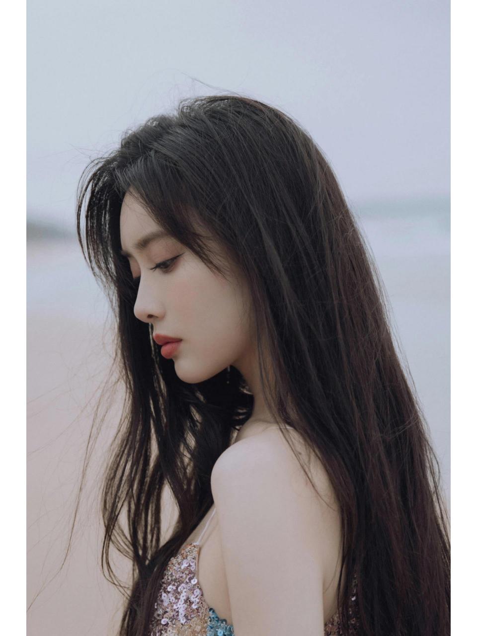 孟子义海边大片又美又辣 孟子义彩虹色开叉连衣裙海边大片!