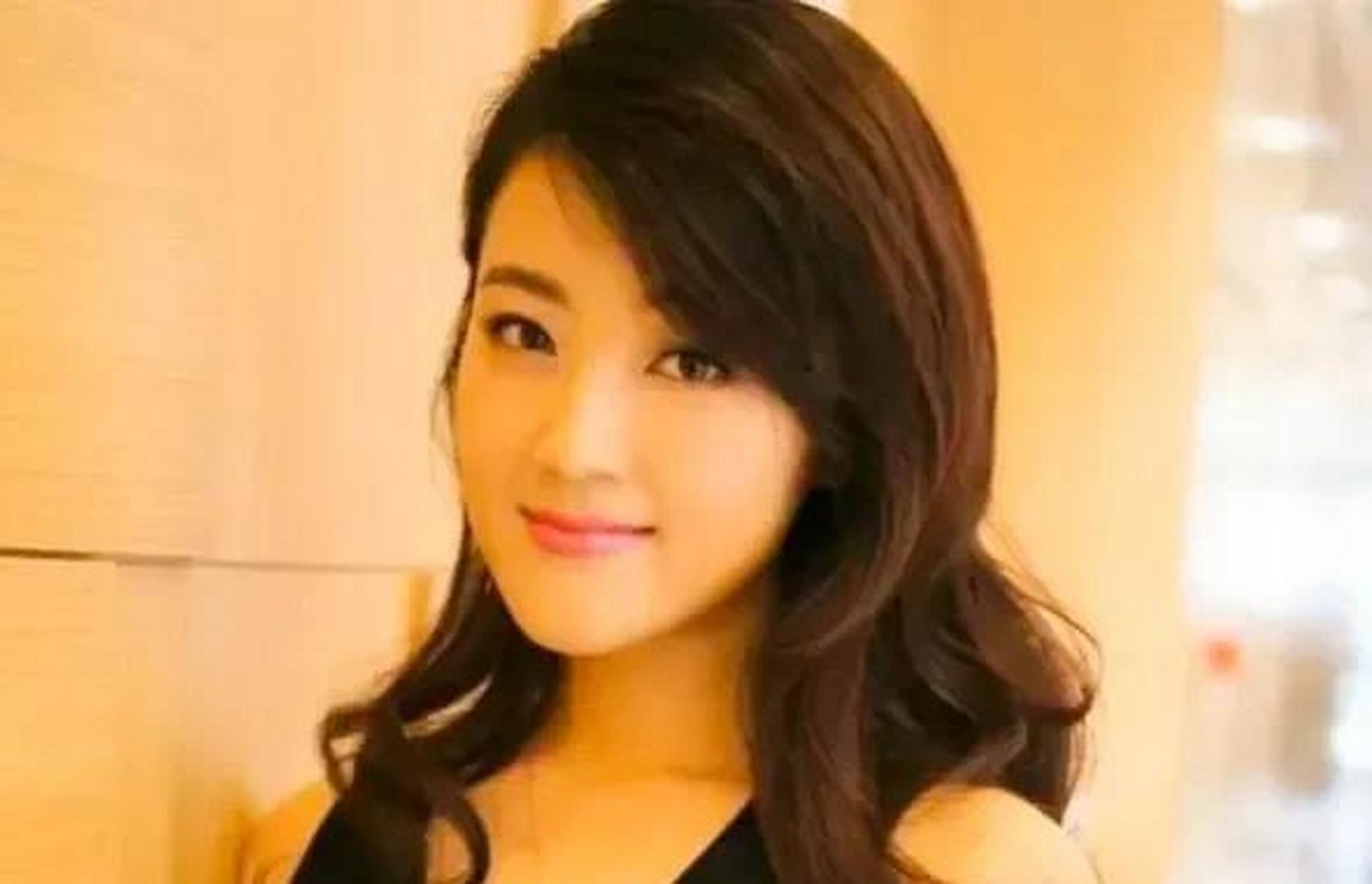 中国辽宁大连女歌手—王小玮  王小玮(曾用名王晓伟),1983年8月26日