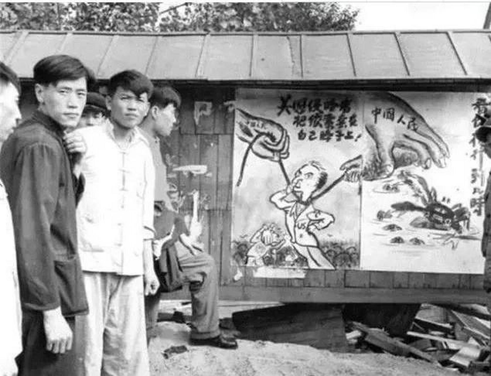 拍摄于60年代的中国老照片,背景中的插画是照片的亮点#老照片