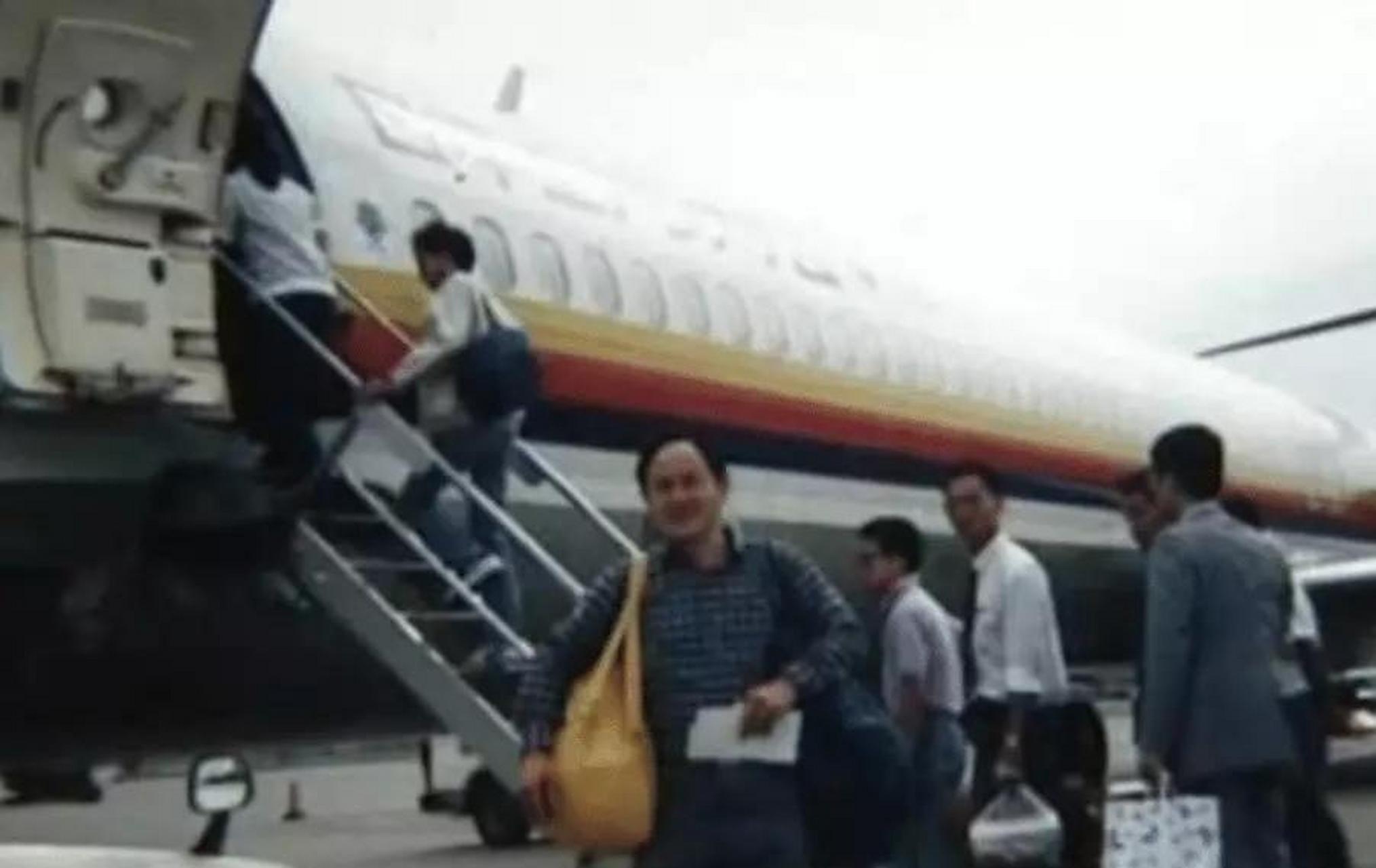 1989年,上海的丁尚彪为了供女儿去美国留学,背负着巨额债务,泪别妻女