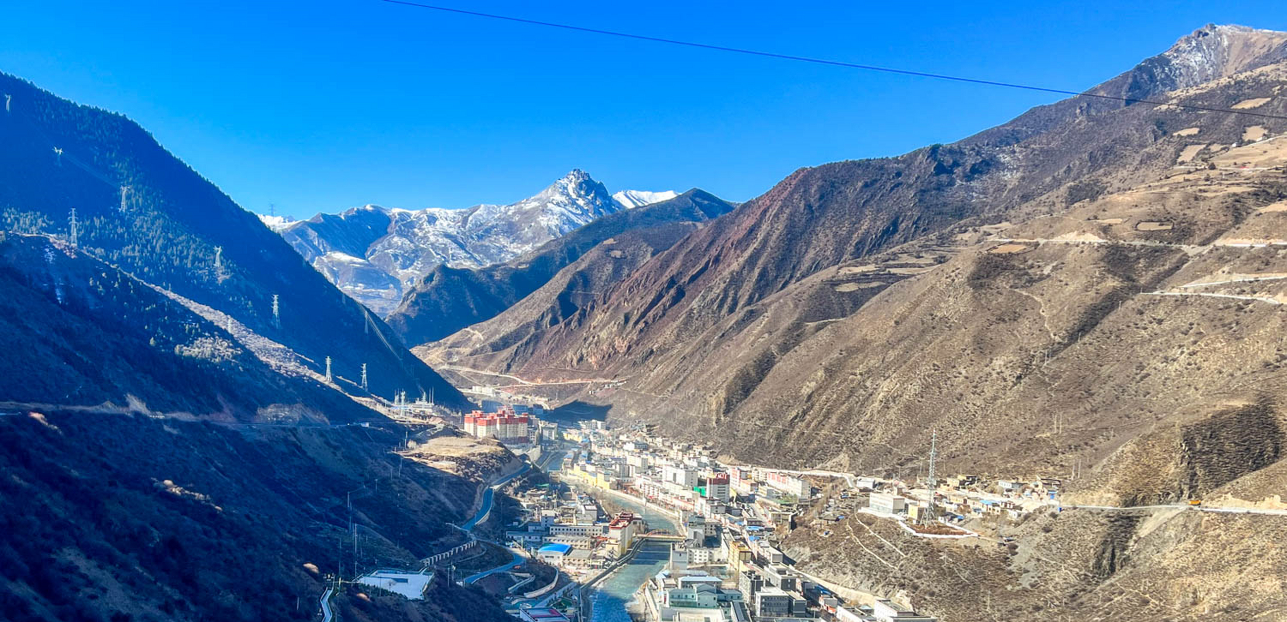 这座小城名为边坝,隶属西藏自治区的昌都市,位于昌都市的西部,念青