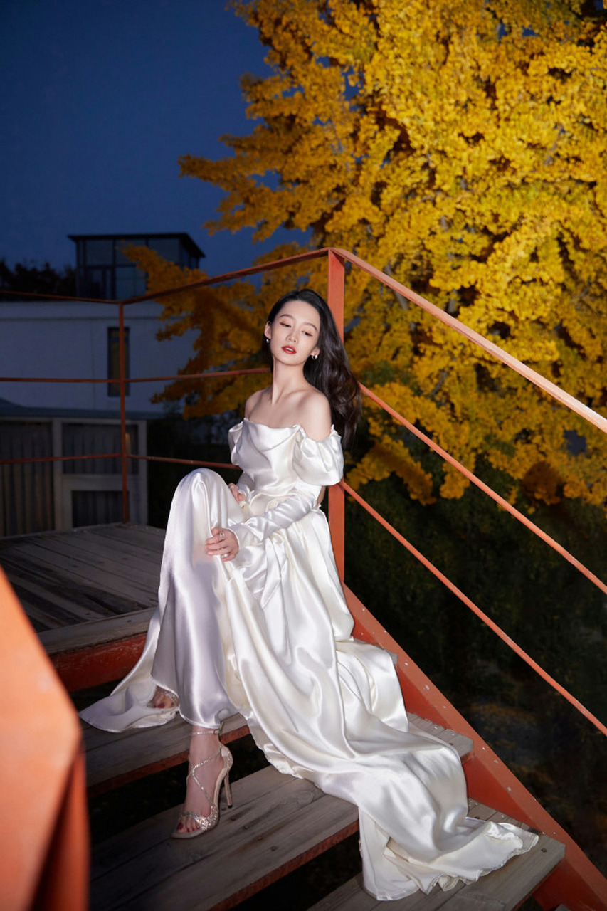 星闻#  李沁高颜值搭配大长腿, 气质优雅很迷人! #李沁写真集