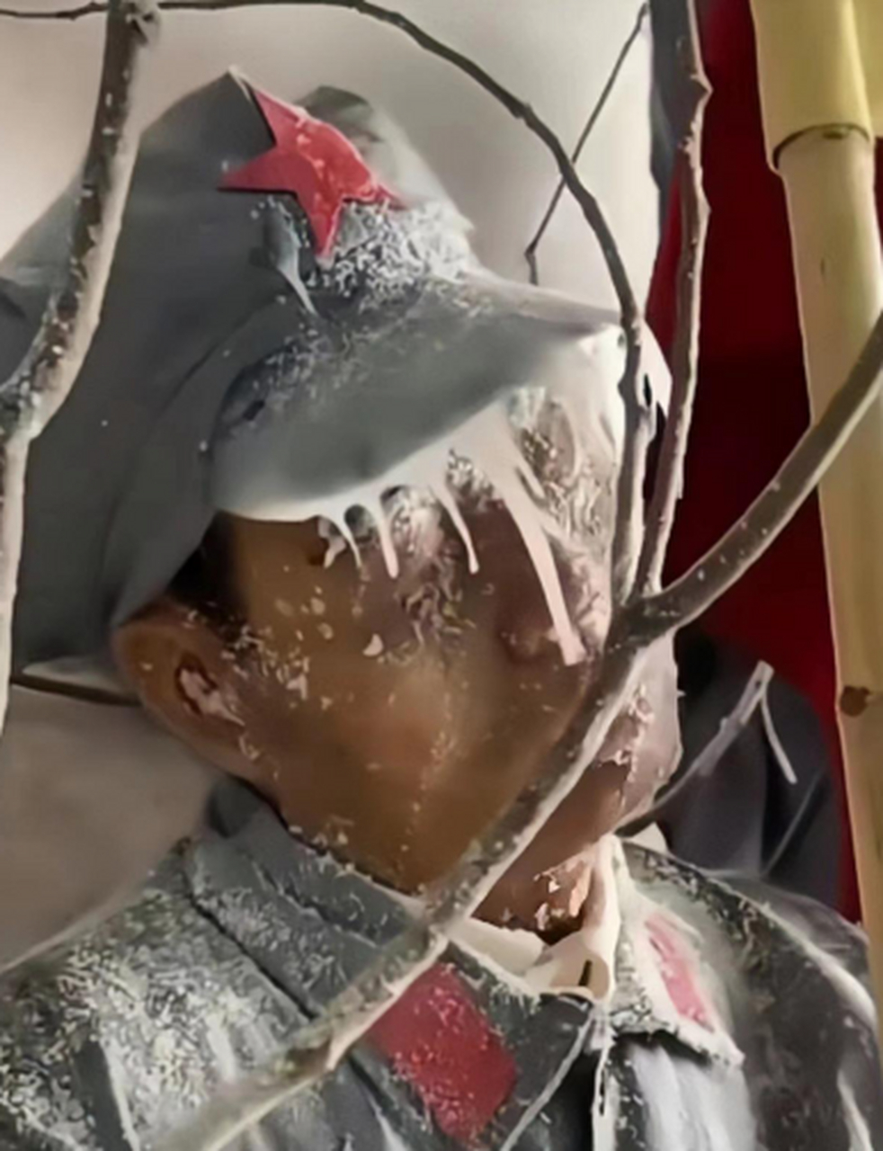 这张历史老照片令人心酸,一名新四军战士在战场上站岗时被极度寒冷的