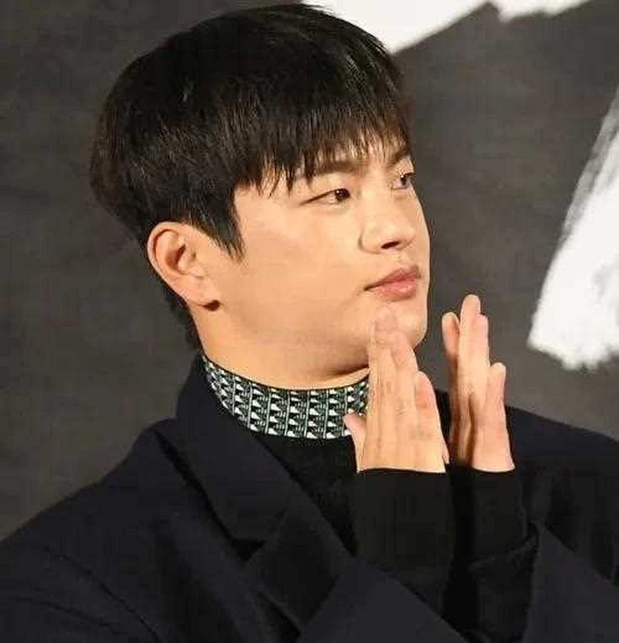 《请回答1997》的男主徐仁国,《请回答1988》的善宇,2人的近照不忍