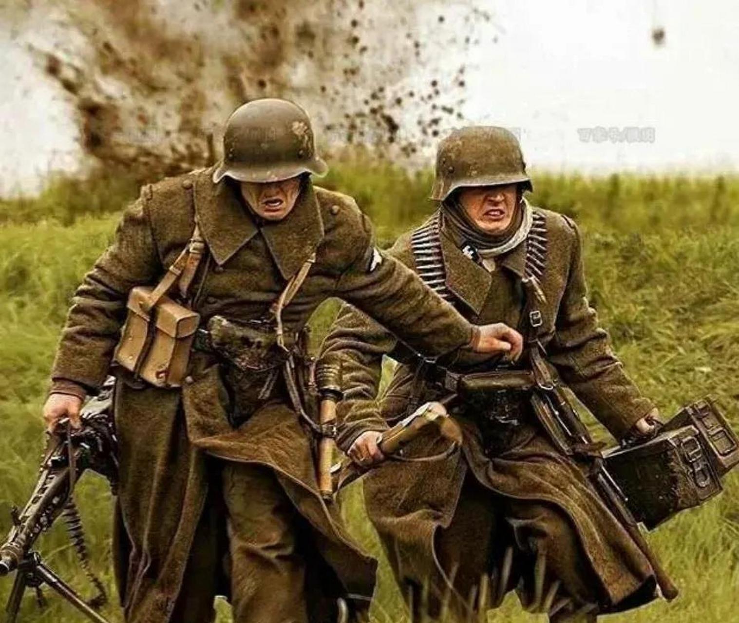 两名德军机枪小组士兵,提着mg42通用机枪和子弹箱快速转移阵地!