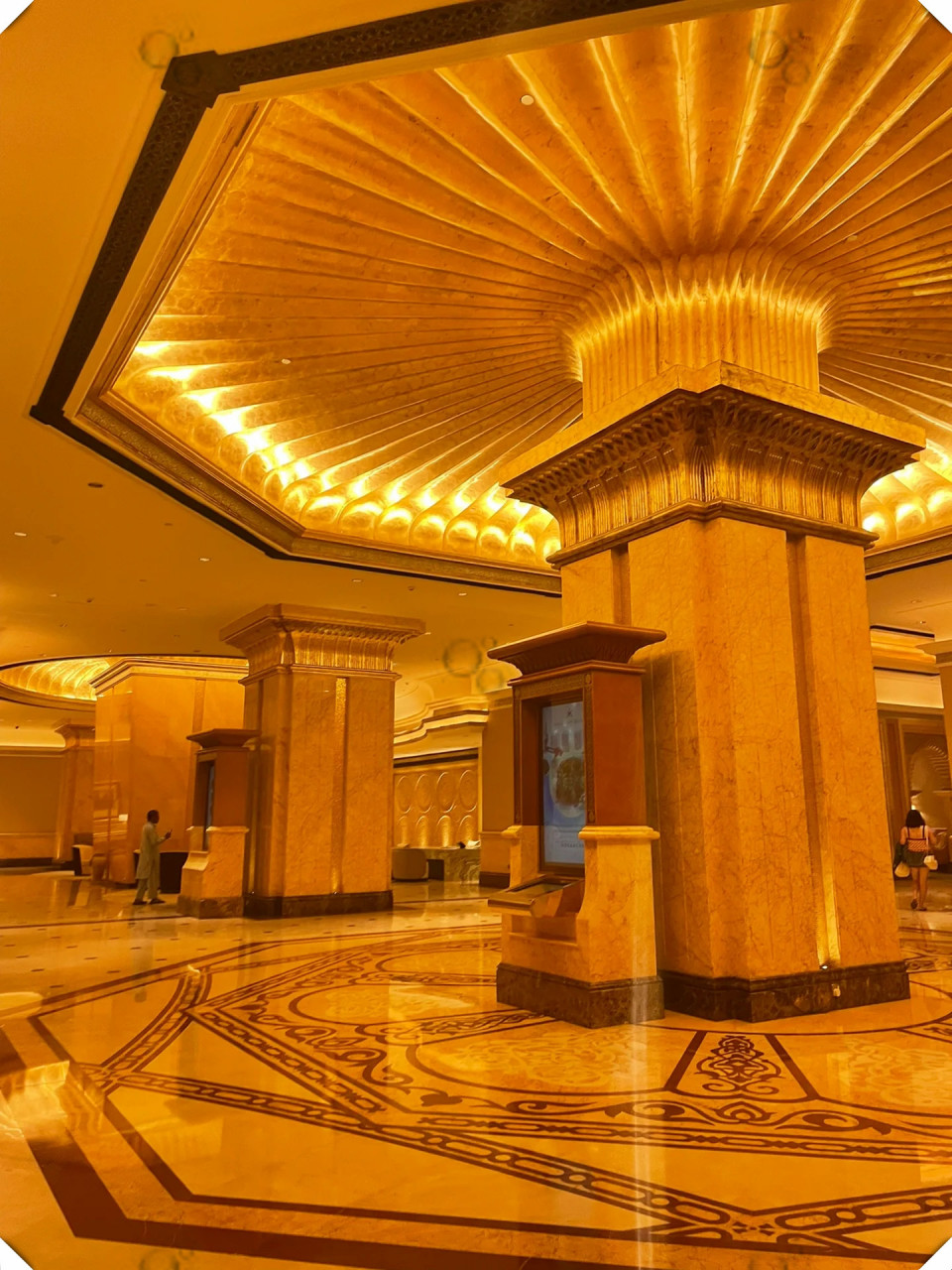 9690八星阿联酋皇宫酒店入住体验  这座酒店坐落于阿布扎比市的