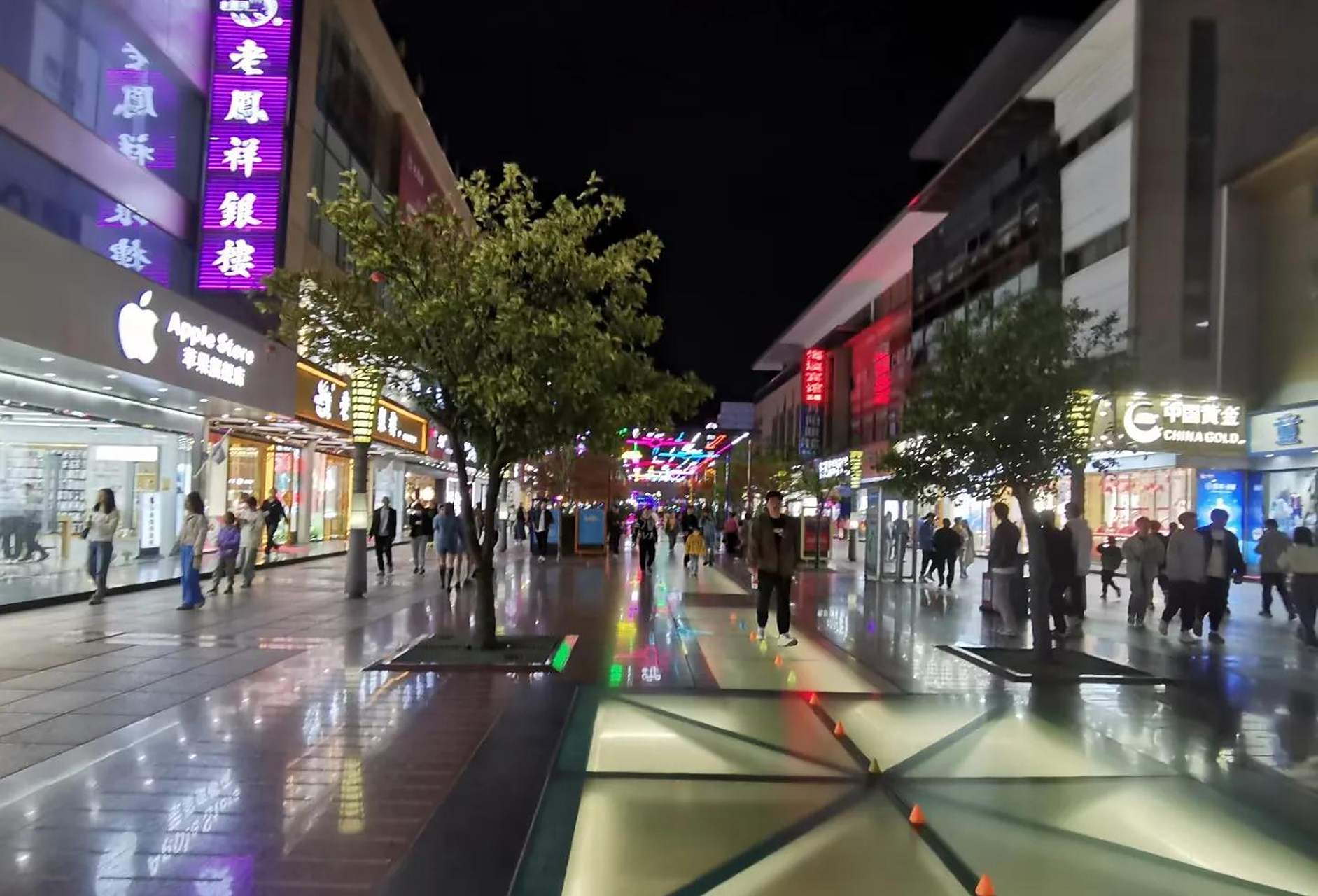 【常熟:一座县级市的商业步行街】常熟是苏州下属的一个县级市,在苏州