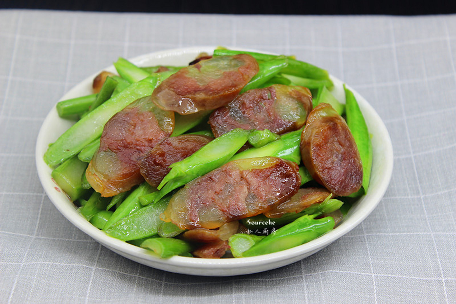 芥兰也叫白花芥蓝,绿叶甘蓝,芥兰(广东),芥蓝菜,盖菜等.